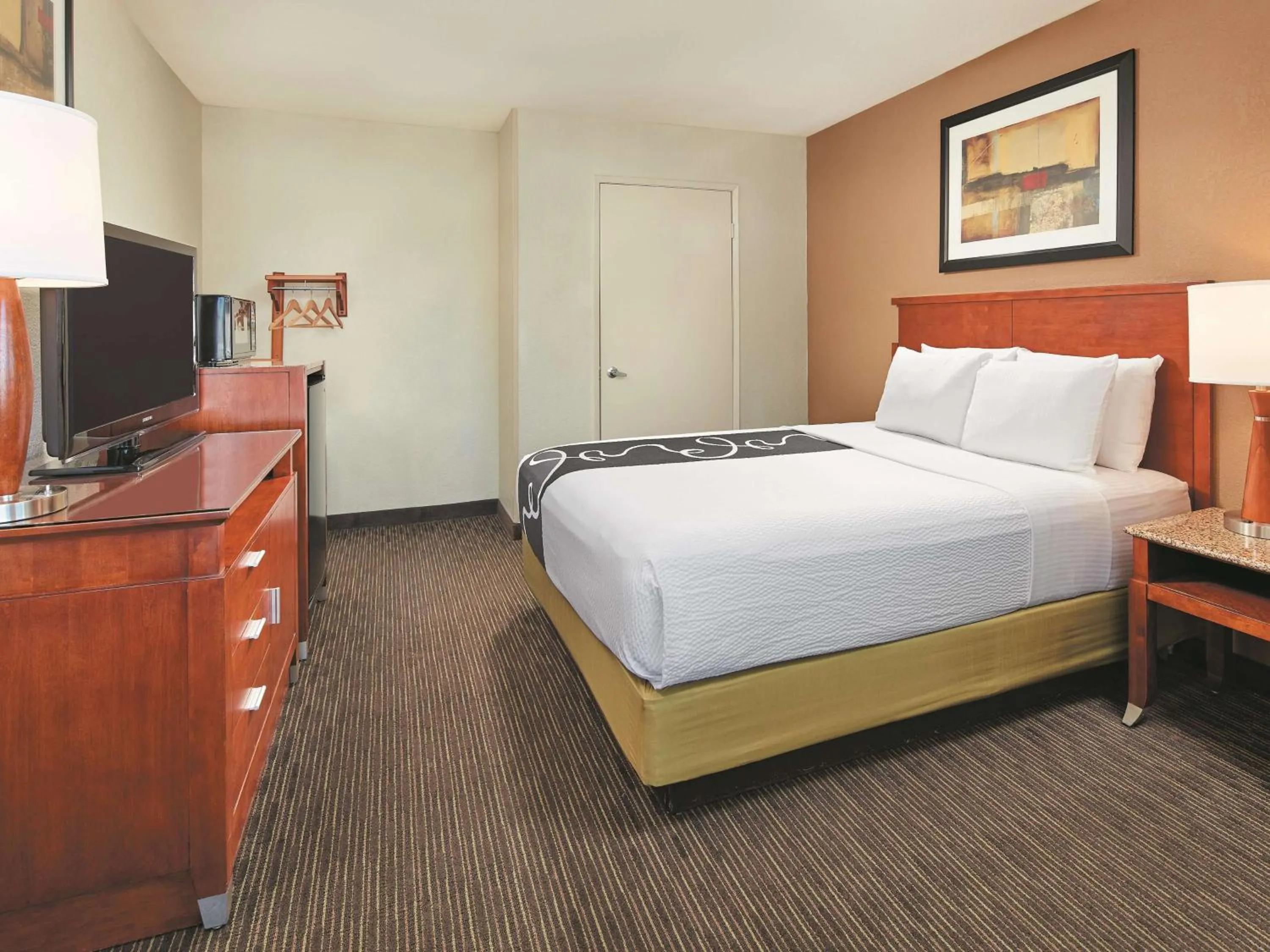 Photo of the whole room, Bed in Mission View Inn & Suites San Diego Sea World - Zoo