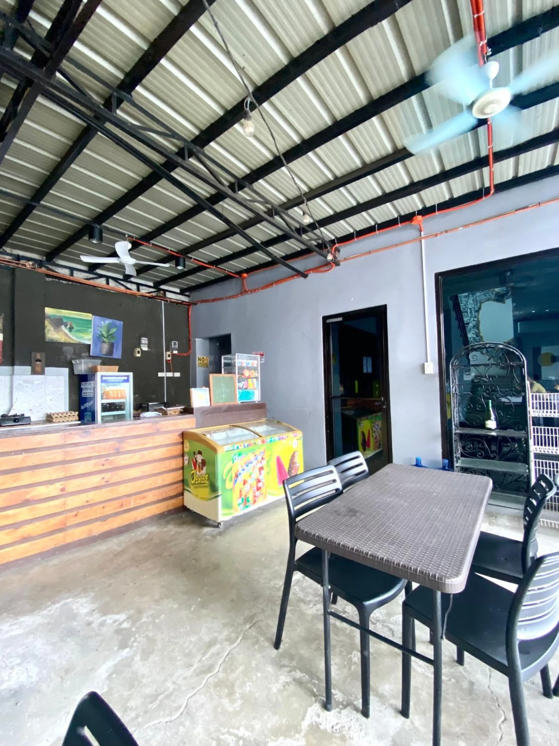 Restaurant/places to eat in The Pocket Hotel