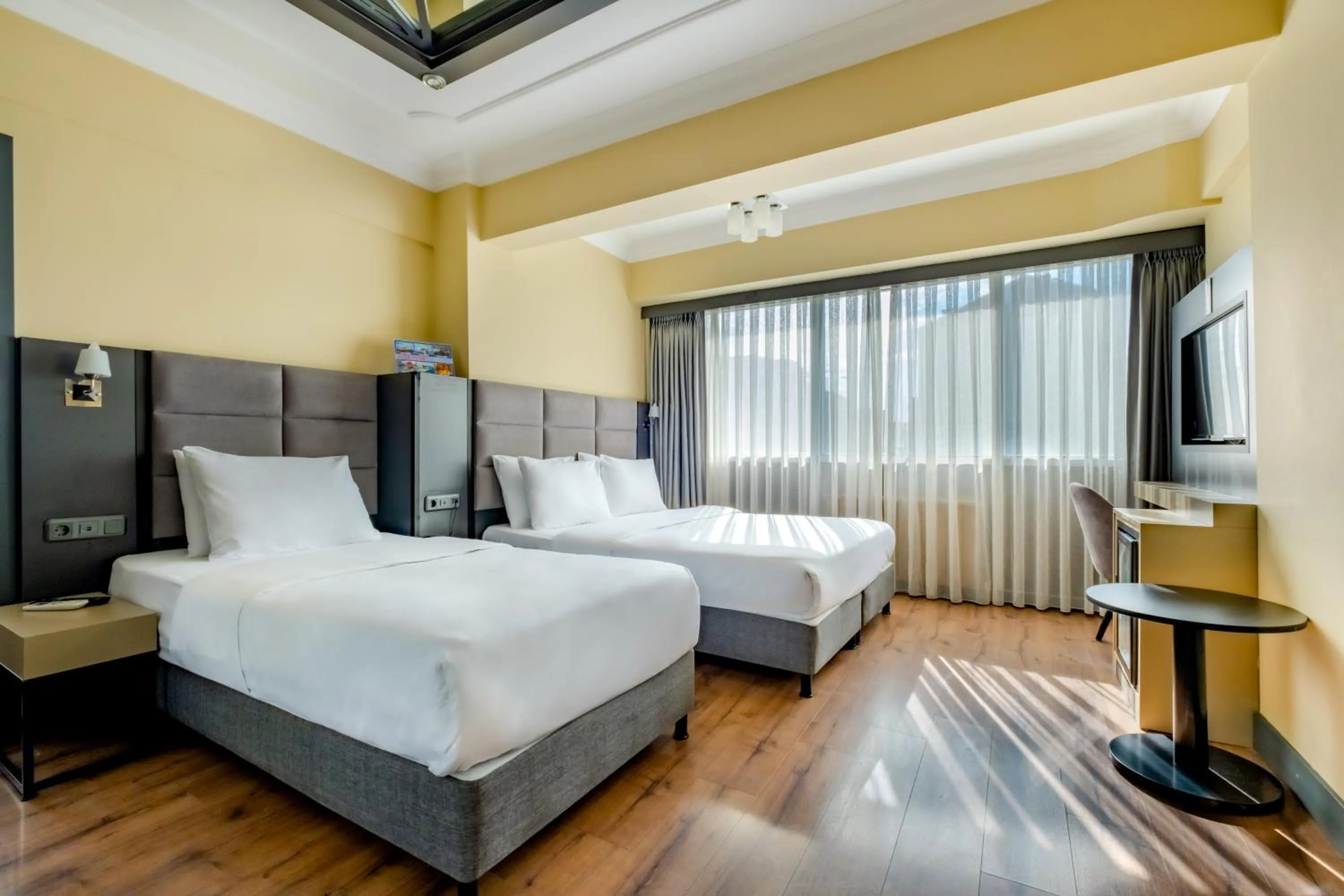 TV and multimedia, Bed in Frt Airlines Hotel - Istanbul Airport