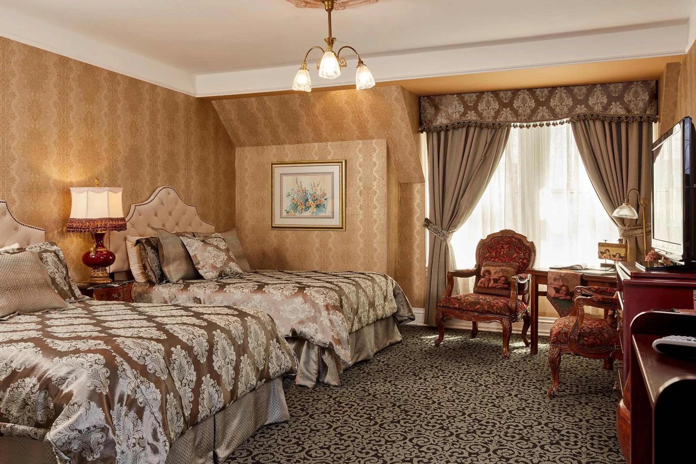 Photo of the whole room, Bed in Queen Anne