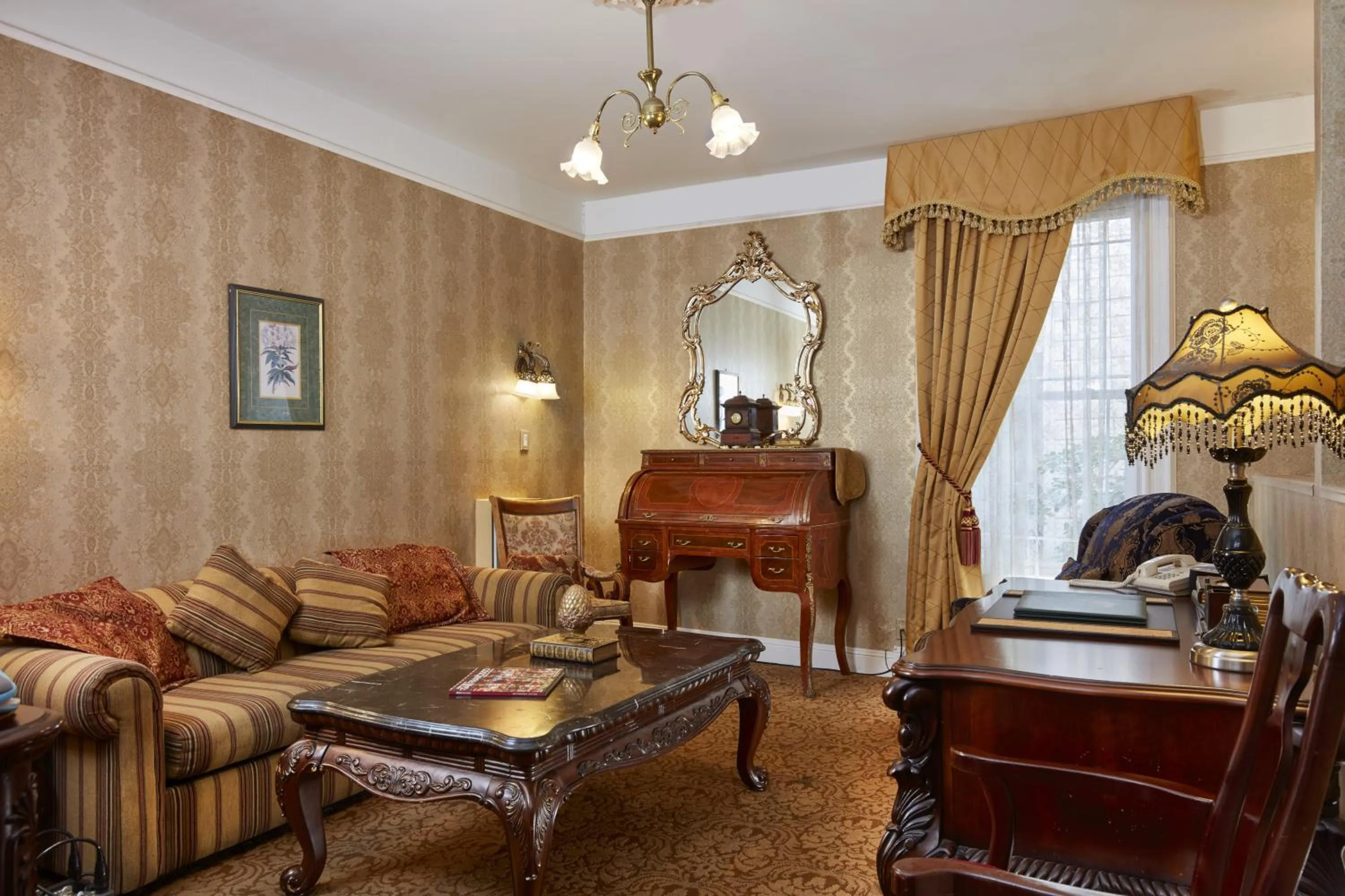 Photo of the whole room in Queen Anne