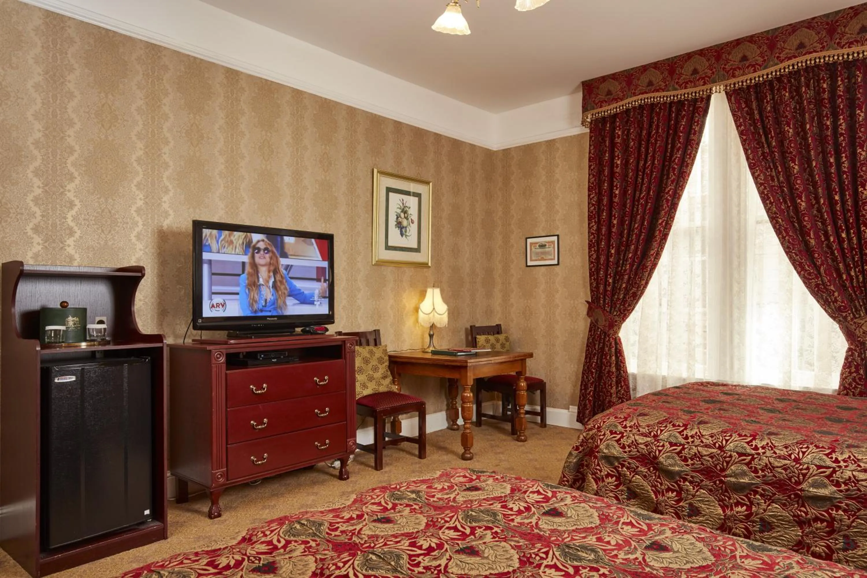 Photo of the whole room, Bed in Queen Anne