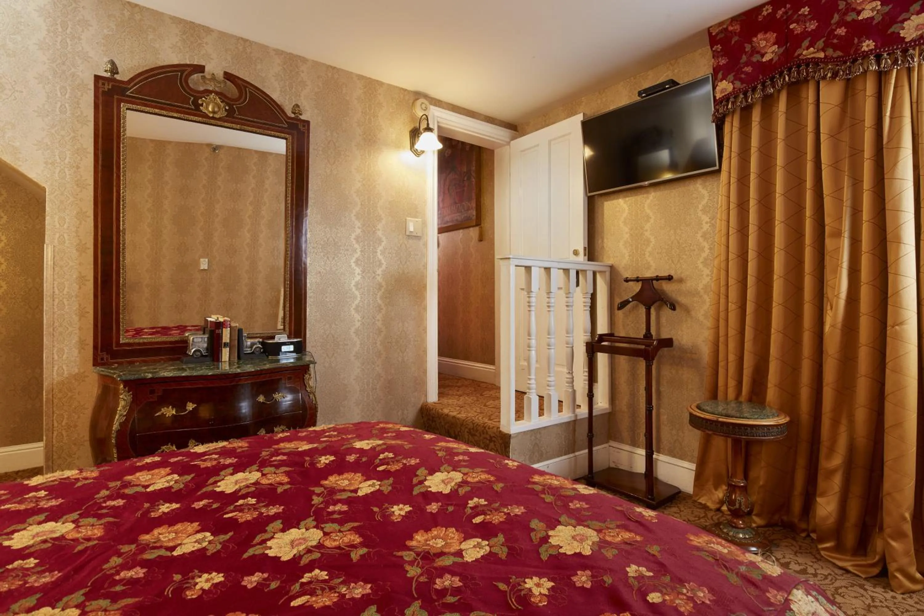 Bedroom, Bed in Queen Anne