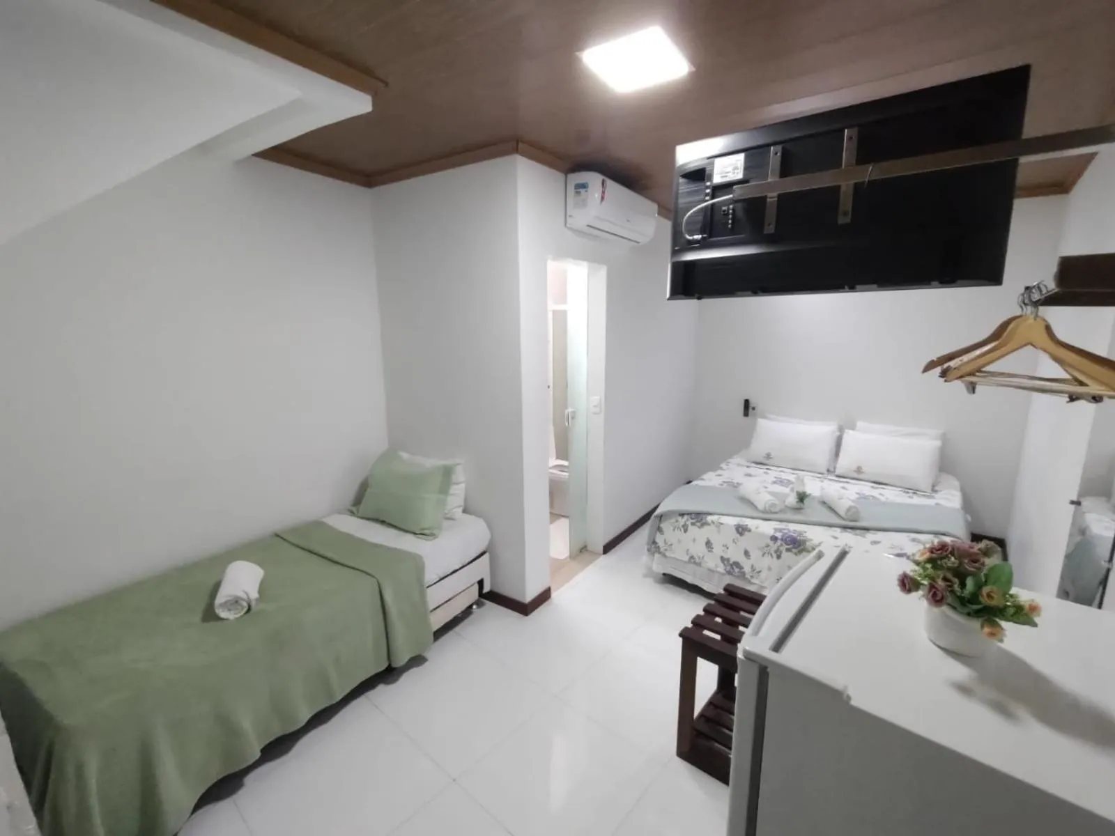 Photo of the whole room in Pousada Camburi Star