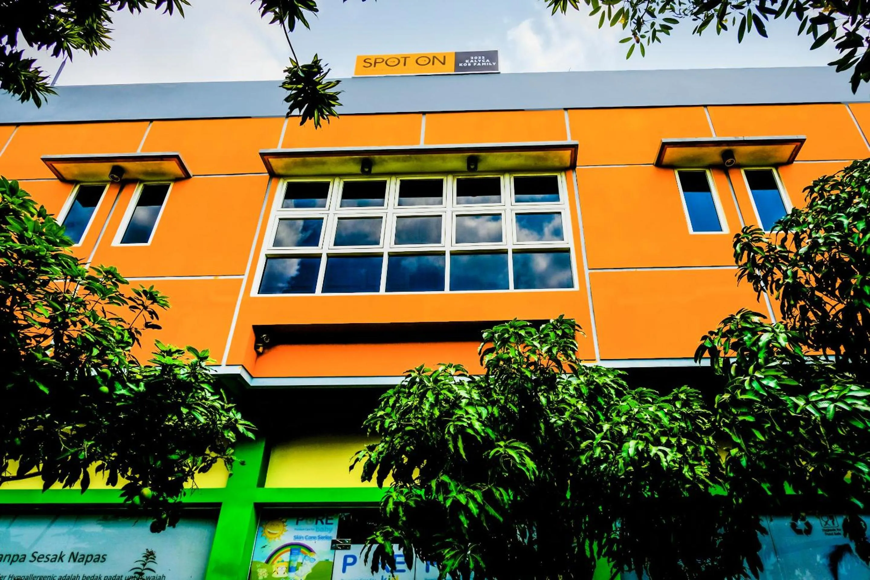 Facade/entrance in OYO Life 2032 Kalyca Kos Family Syariah