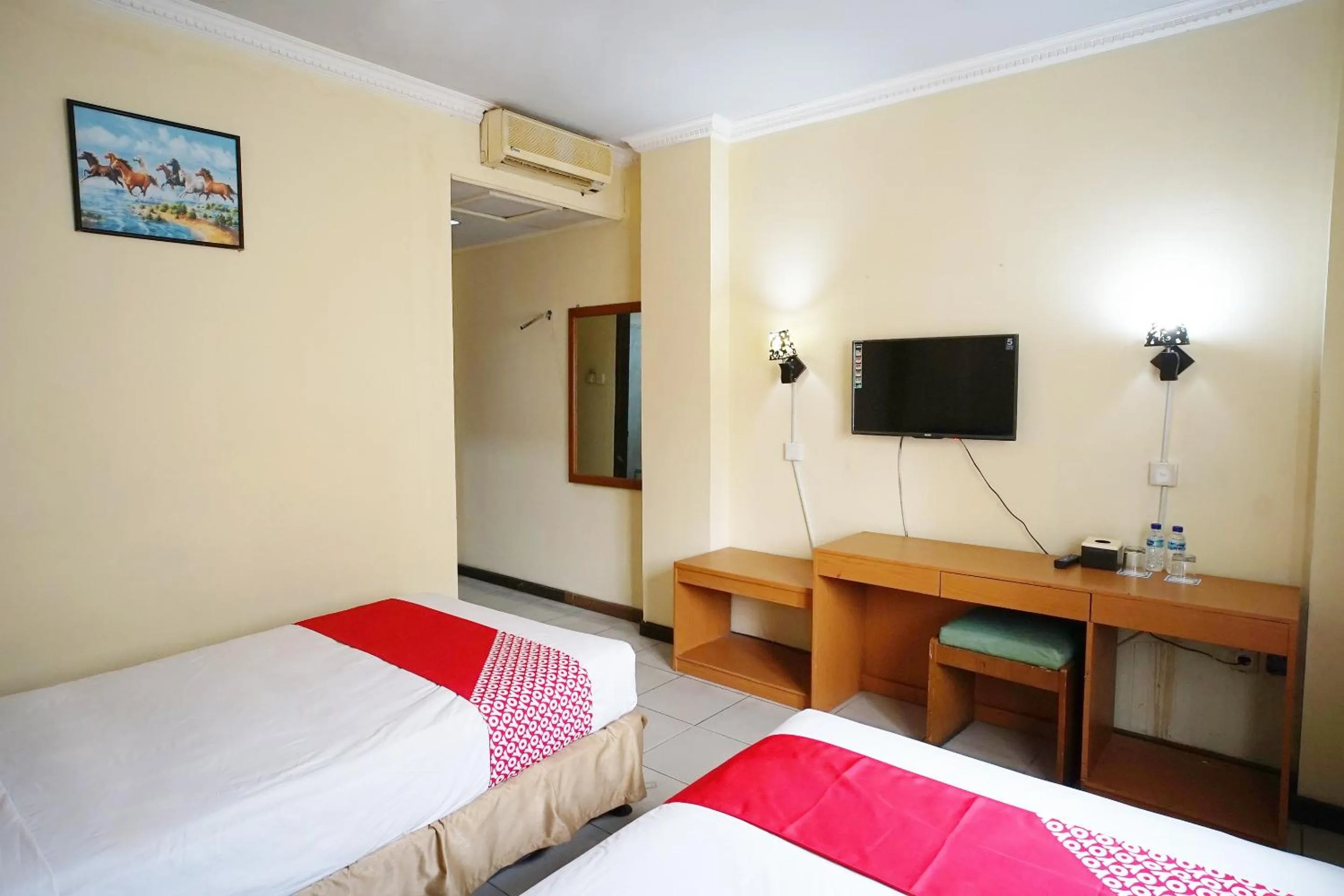 Bedroom, Bed in OYO 2015 Bandara Hotel Balikpapan