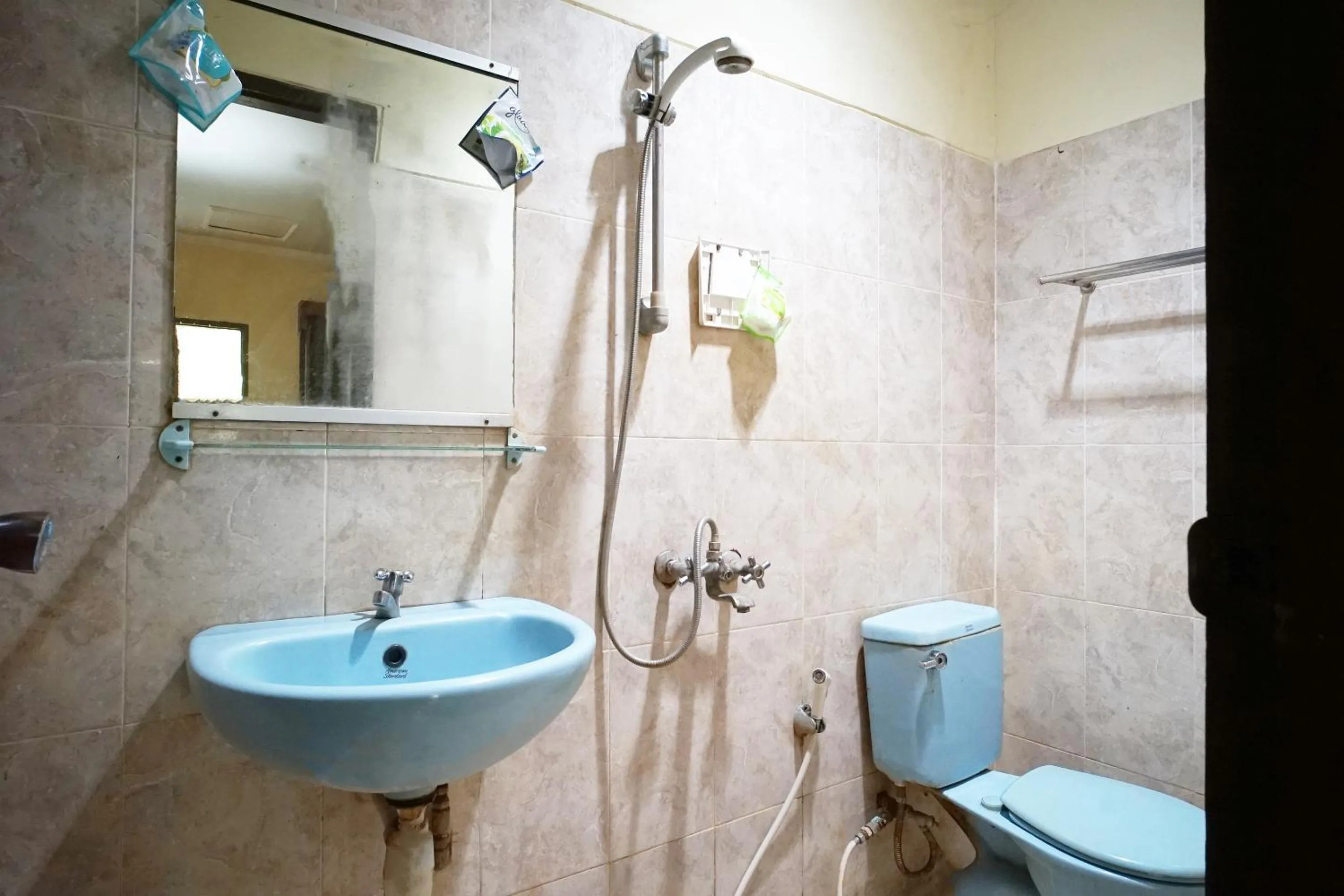 Bathroom in OYO 2015 Bandara Hotel Balikpapan