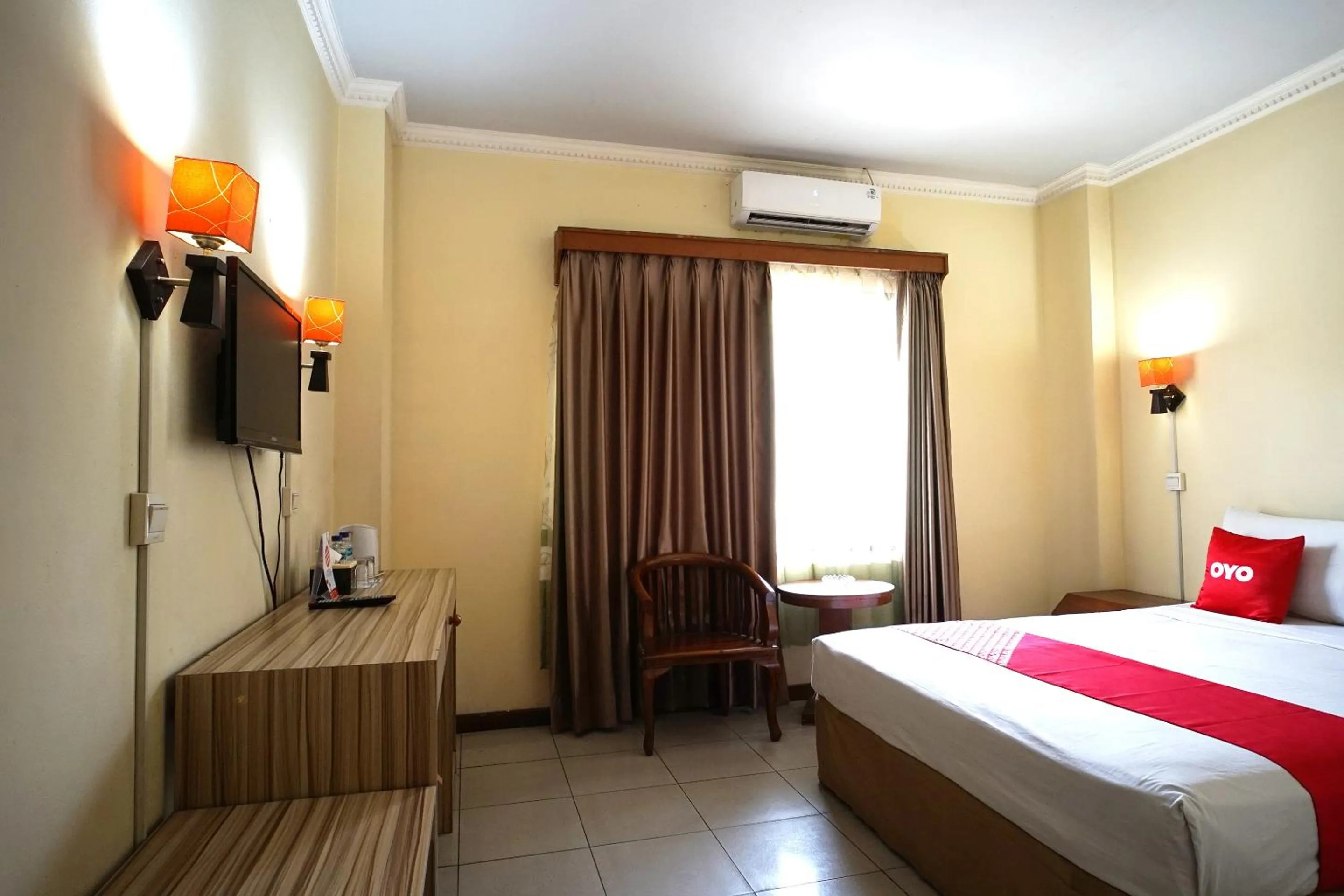 Bedroom, Bed in OYO 2015 Bandara Hotel Balikpapan