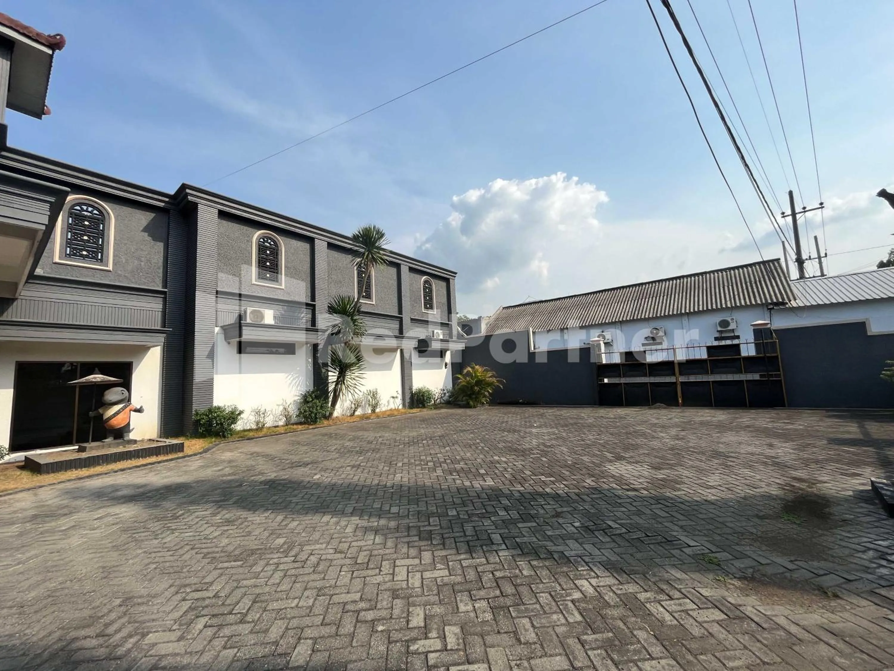 Property building in Hotel Dewi near GOR Merdeka Jombang Mitra RedDoorz