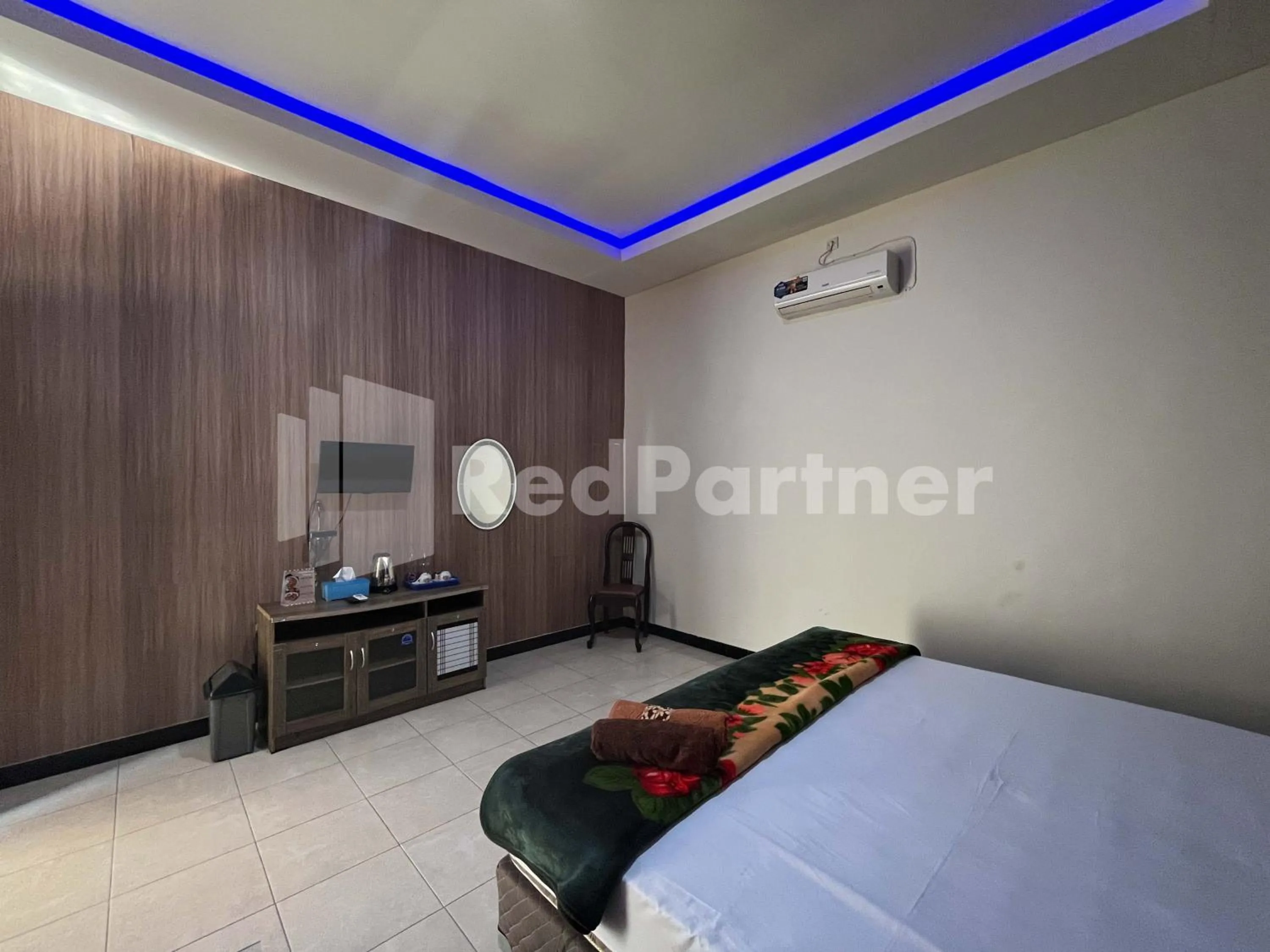 Bedroom, Bed in Hotel Dewi near GOR Merdeka Jombang Mitra RedDoorz