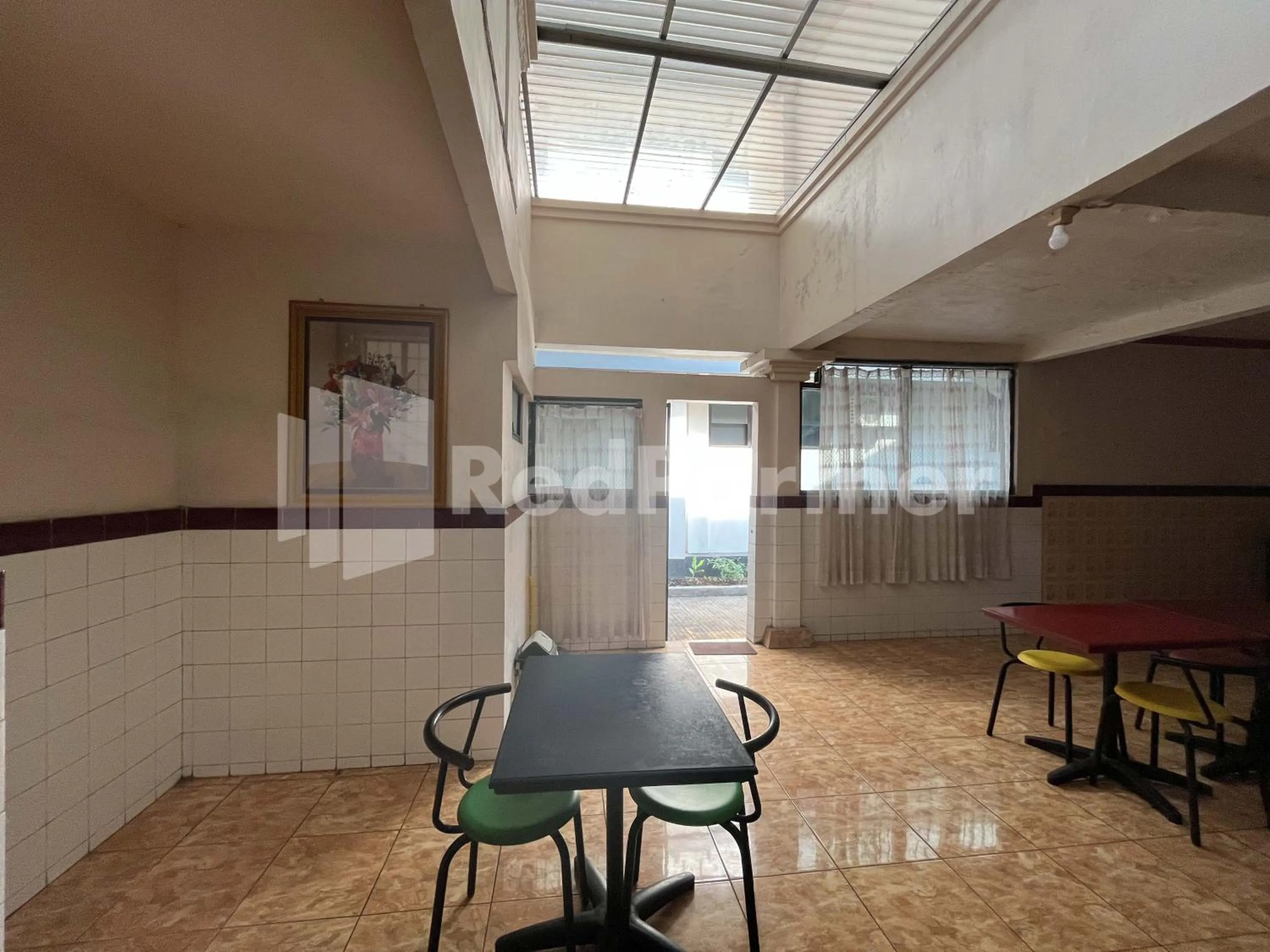 Seating area in Hotel Dewi near GOR Merdeka Jombang Mitra RedDoorz