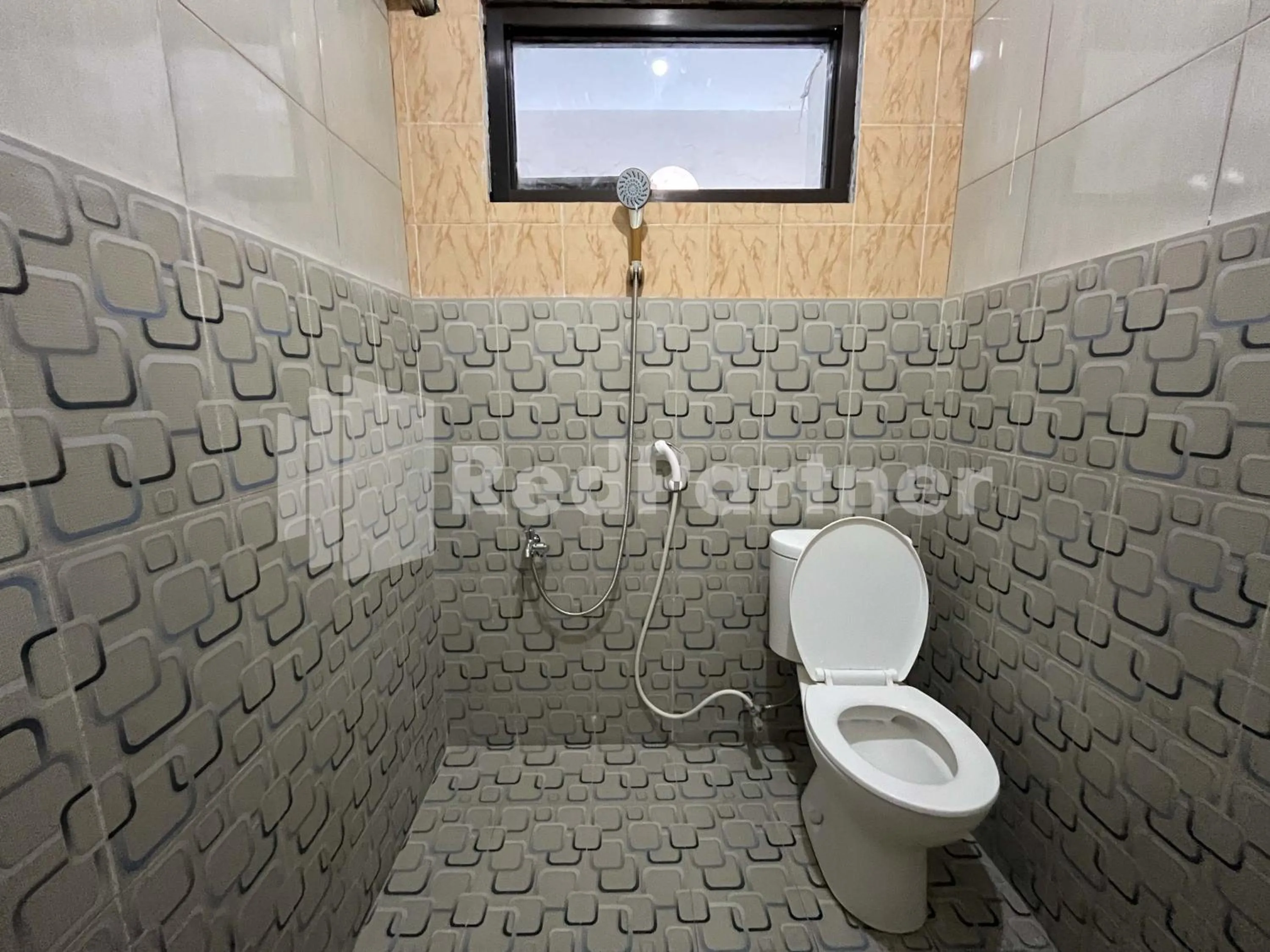 Bathroom in Hotel Dewi near GOR Merdeka Jombang Mitra RedDoorz