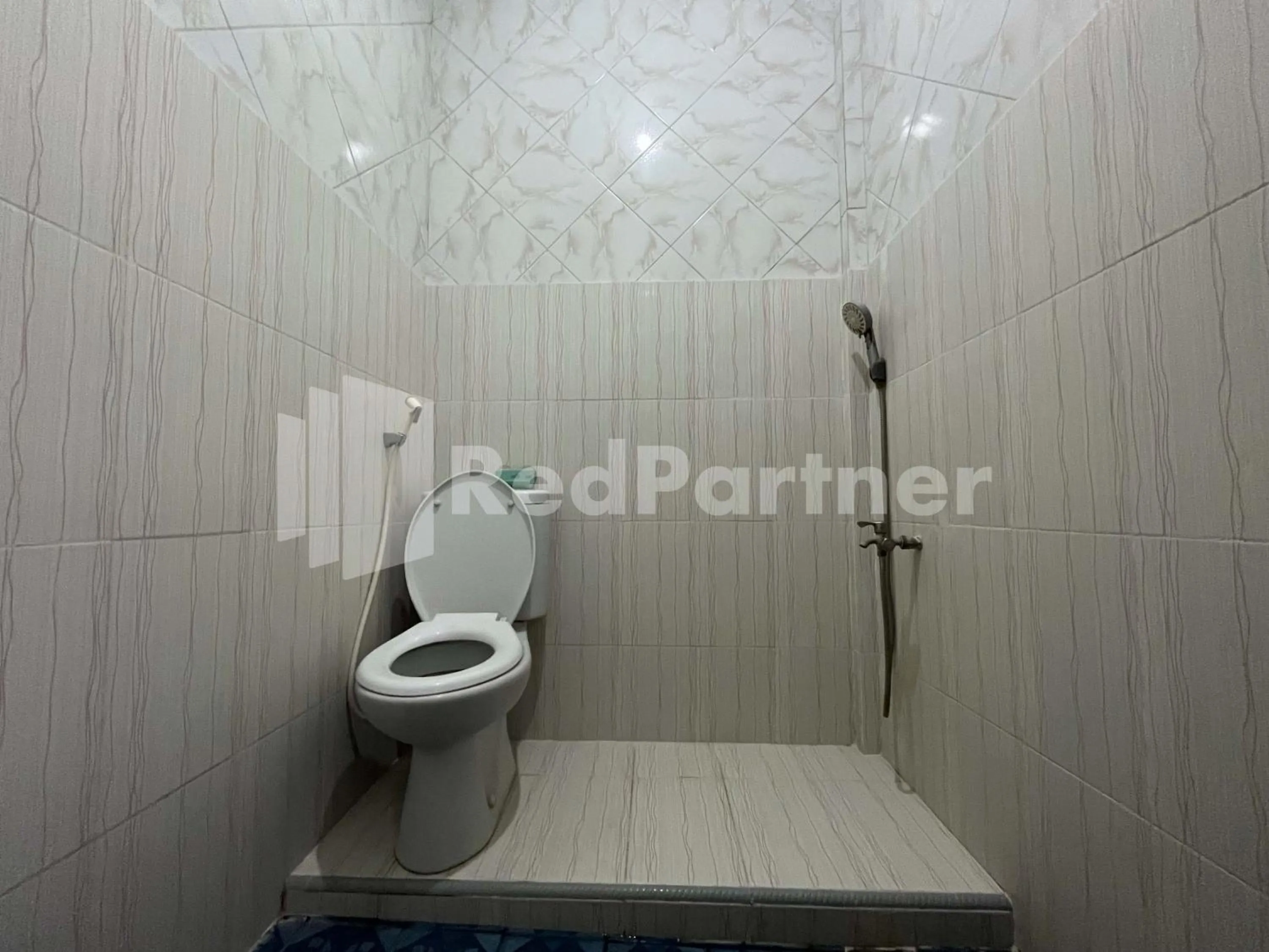 Bathroom in Hotel Dewi near GOR Merdeka Jombang Mitra RedDoorz
