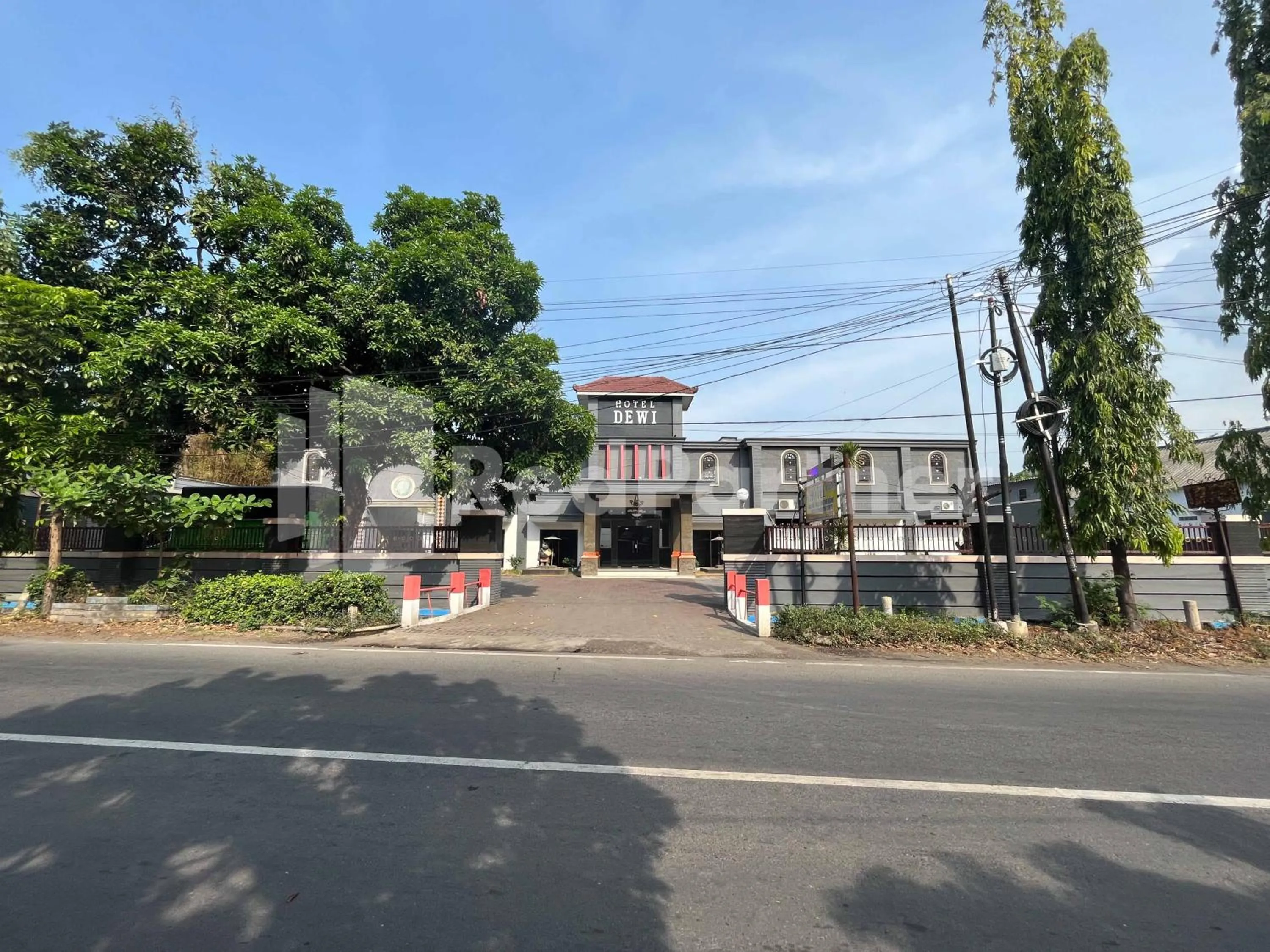 Property building in Hotel Dewi near GOR Merdeka Jombang Mitra RedDoorz