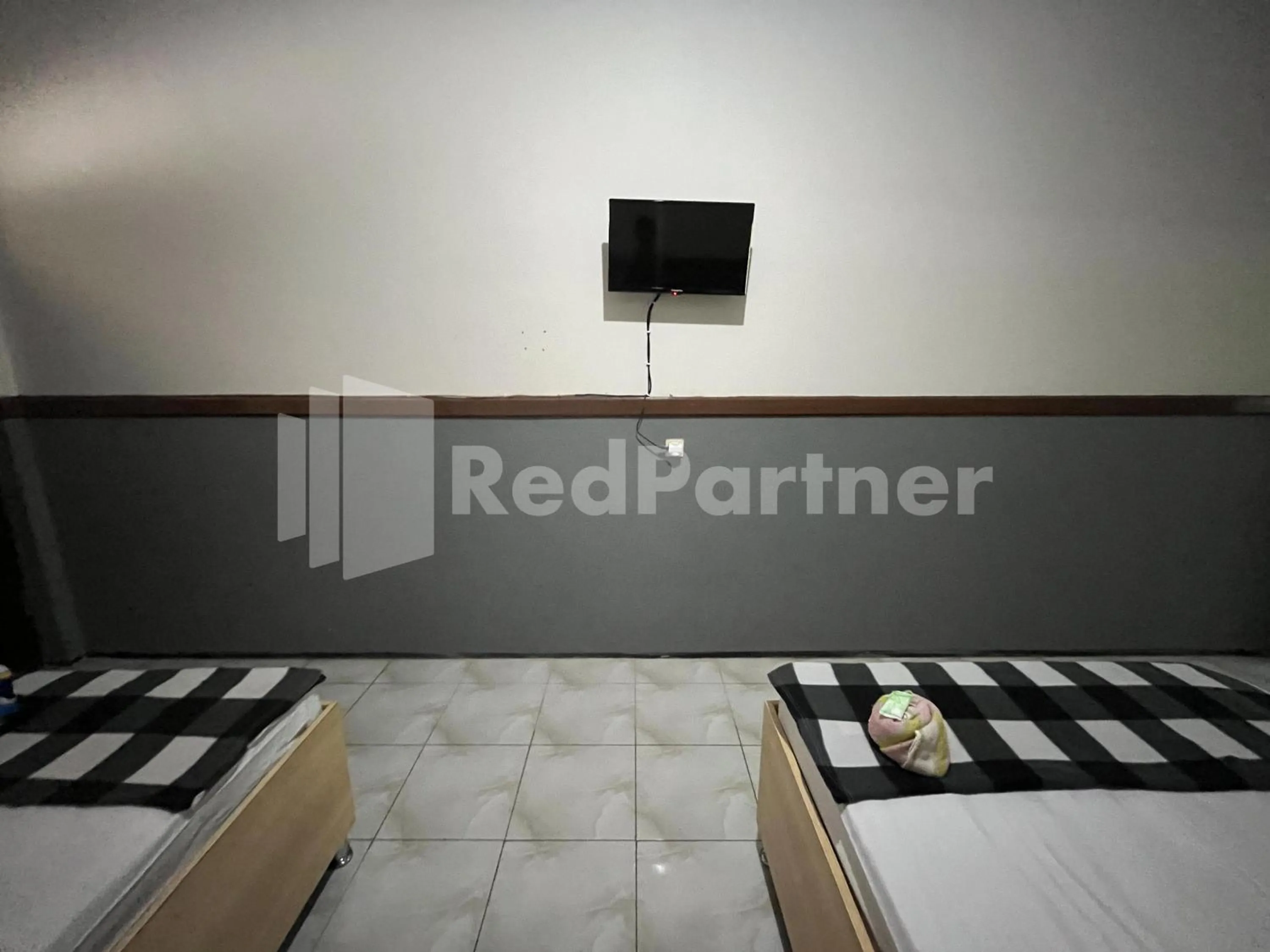 Bedroom, Bed in Hotel Dewi near GOR Merdeka Jombang Mitra RedDoorz