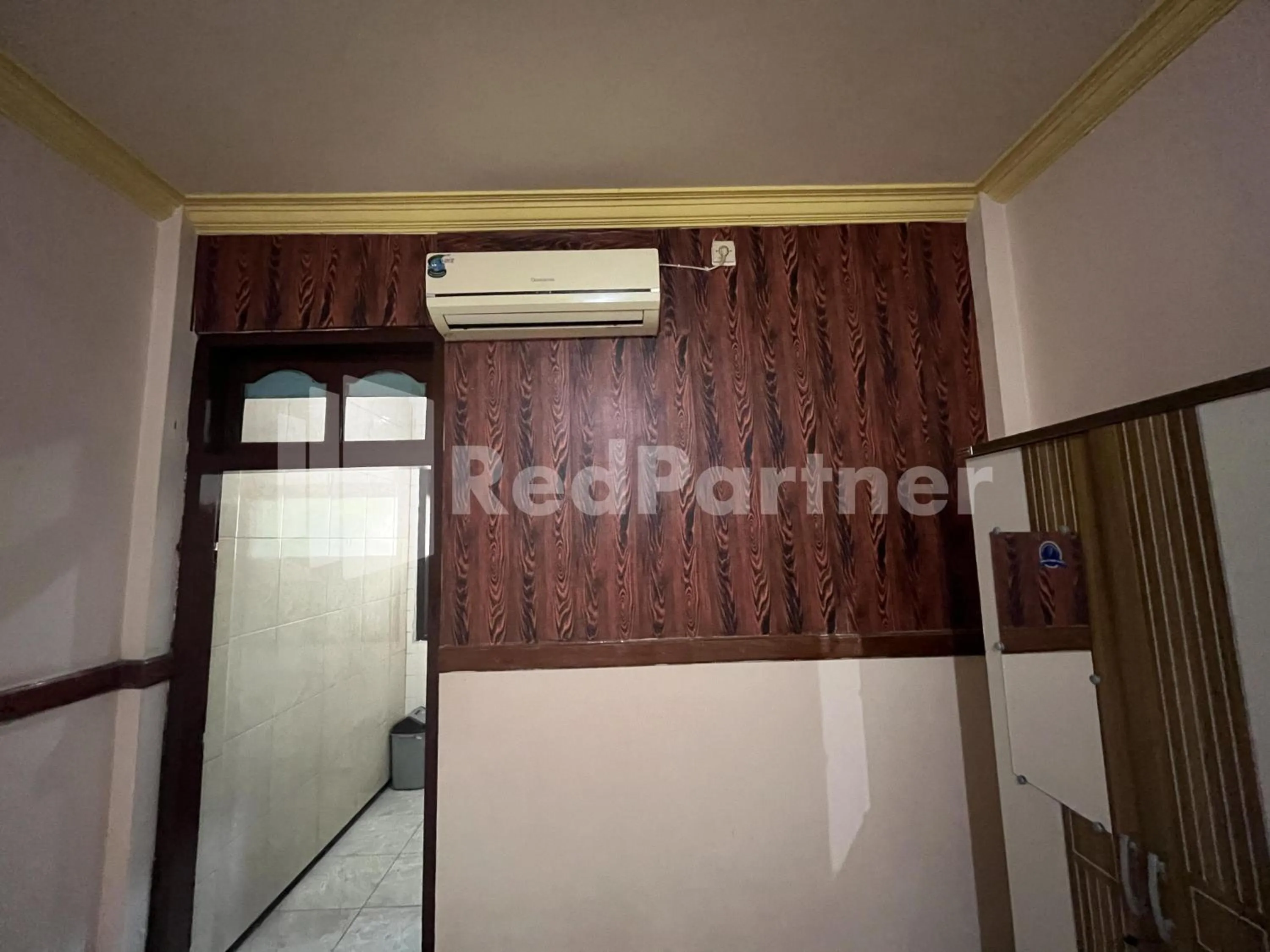 Bedroom in Hotel Dewi near GOR Merdeka Jombang Mitra RedDoorz