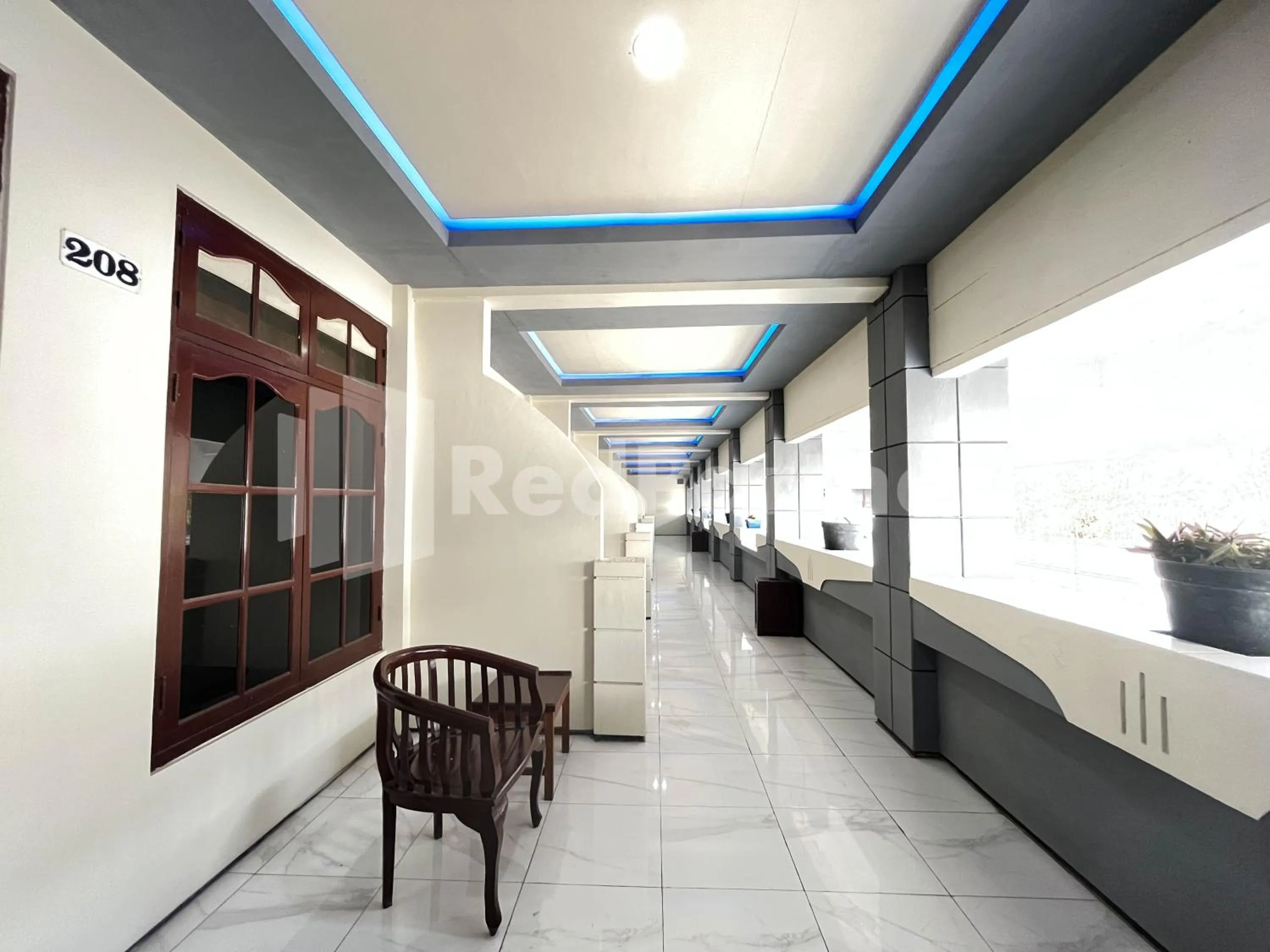 Balcony/Terrace in Hotel Dewi near GOR Merdeka Jombang Mitra RedDoorz