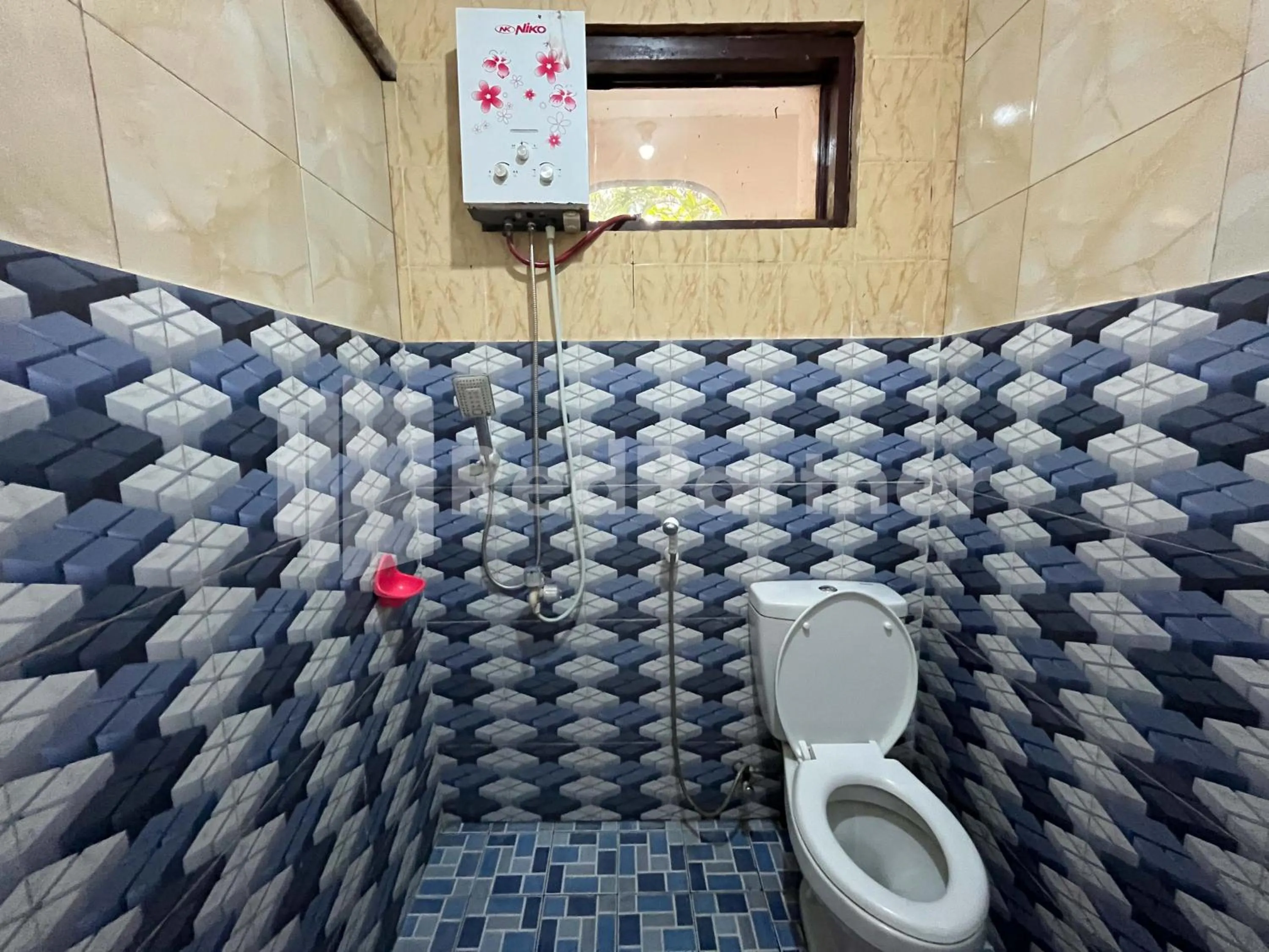 Bathroom in Hotel Dewi near GOR Merdeka Jombang Mitra RedDoorz