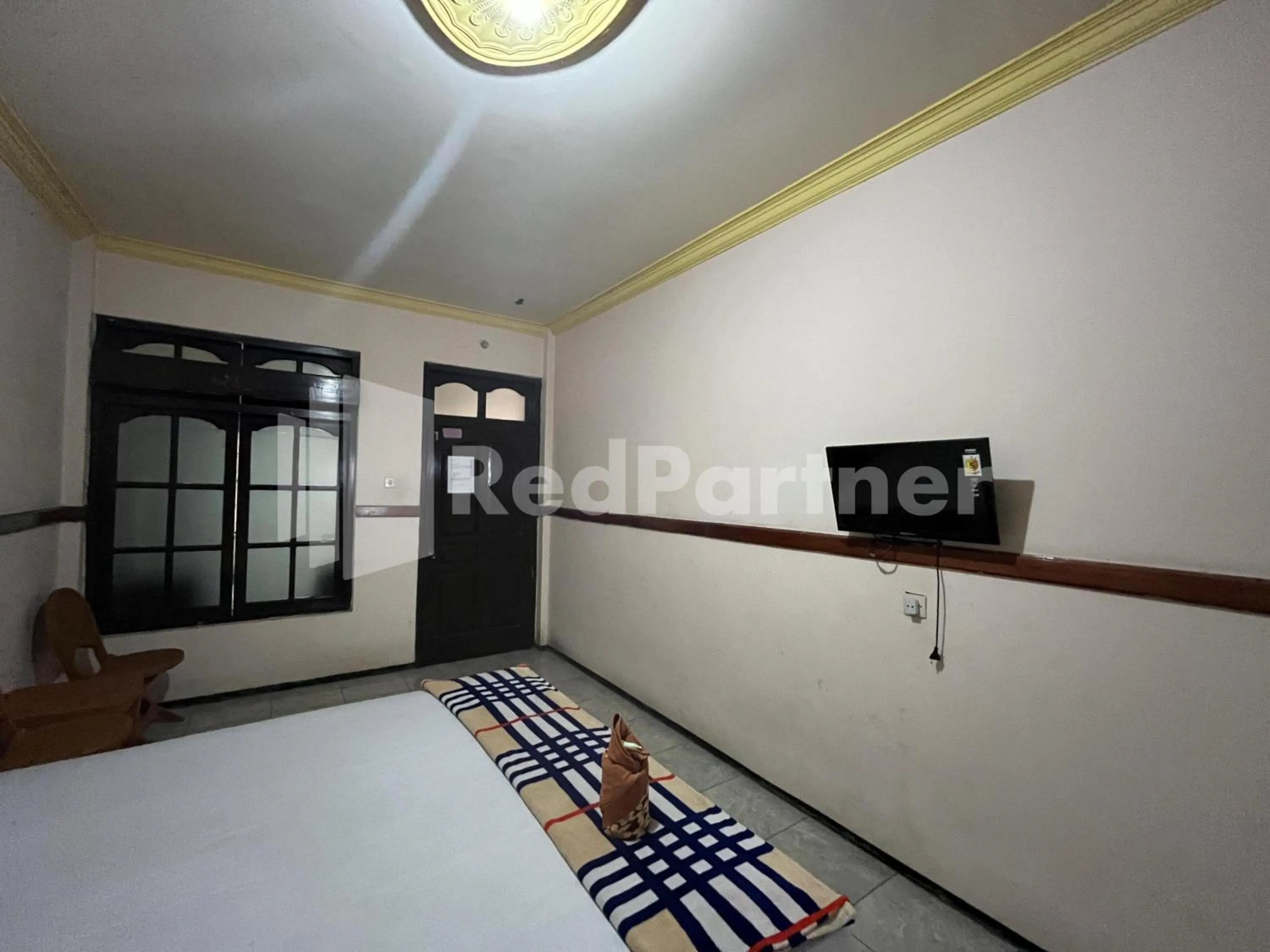 Bedroom, Bed in Hotel Dewi near GOR Merdeka Jombang Mitra RedDoorz