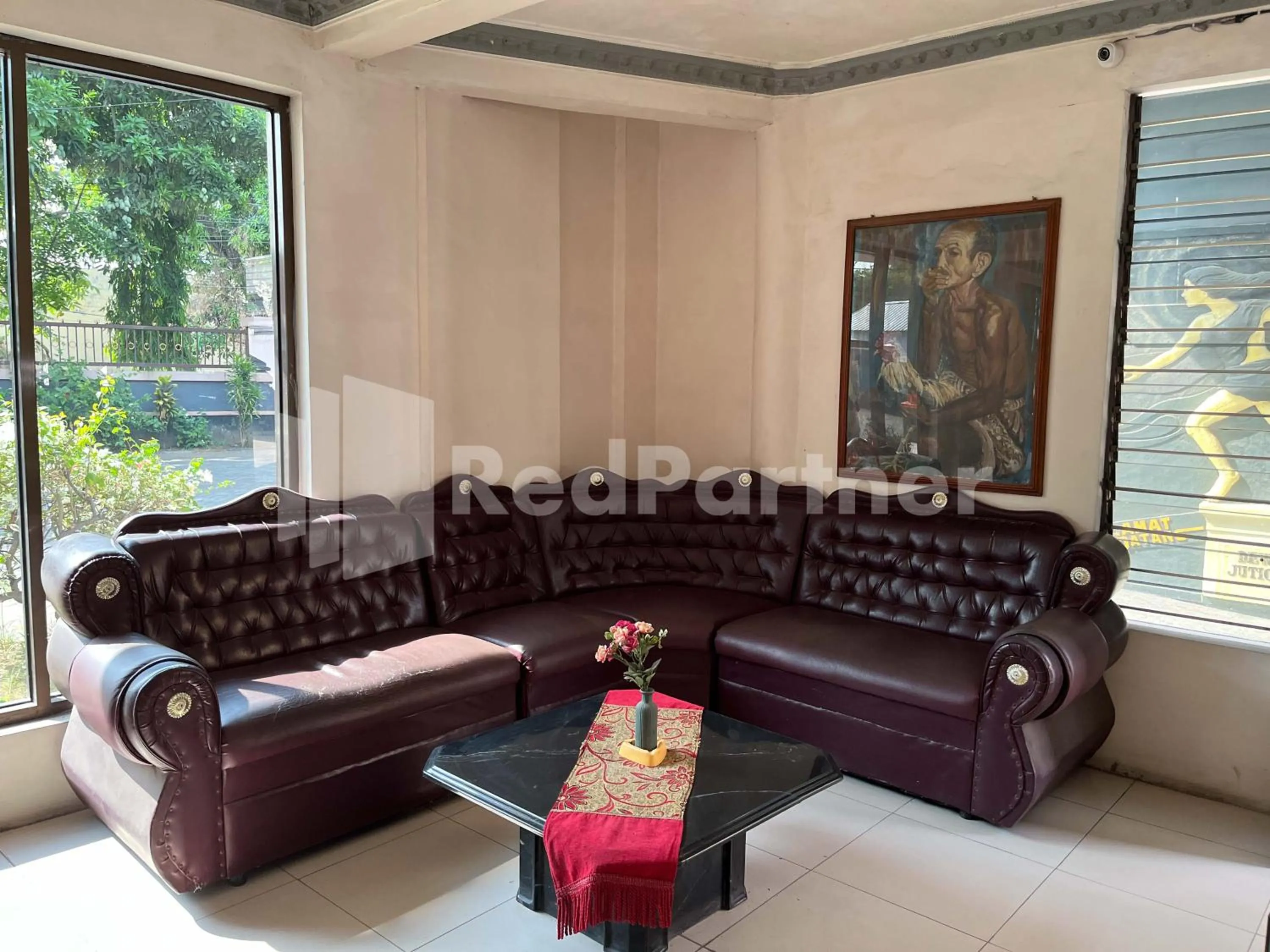 Lobby or reception in Hotel Dewi near GOR Merdeka Jombang Mitra RedDoorz