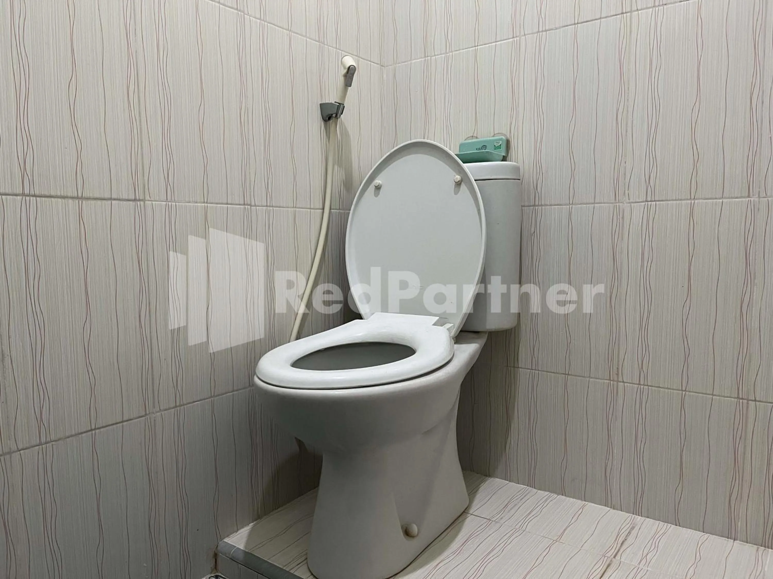 Bathroom in Hotel Dewi near GOR Merdeka Jombang Mitra RedDoorz