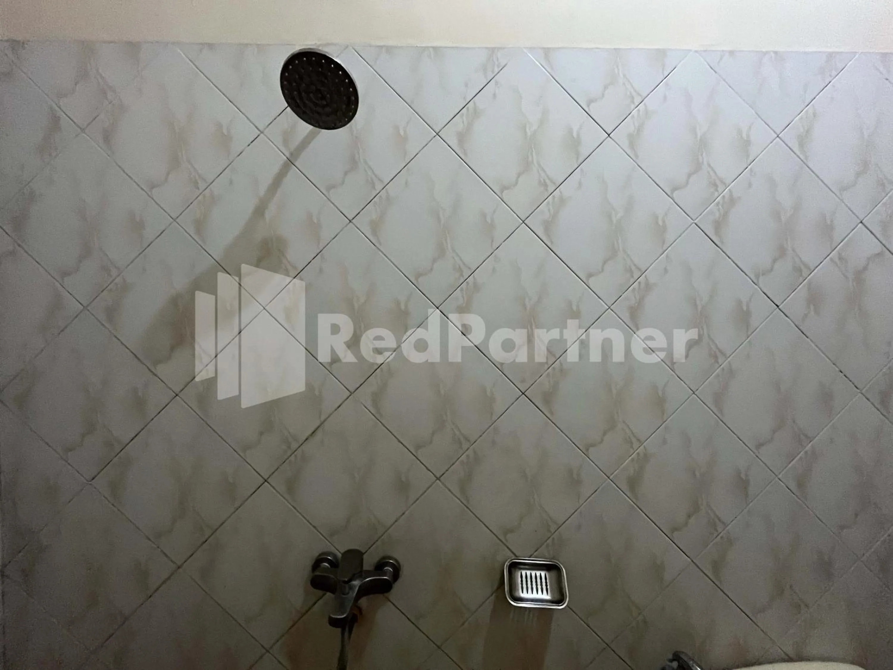 Bathroom in Hotel Dewi near GOR Merdeka Jombang Mitra RedDoorz