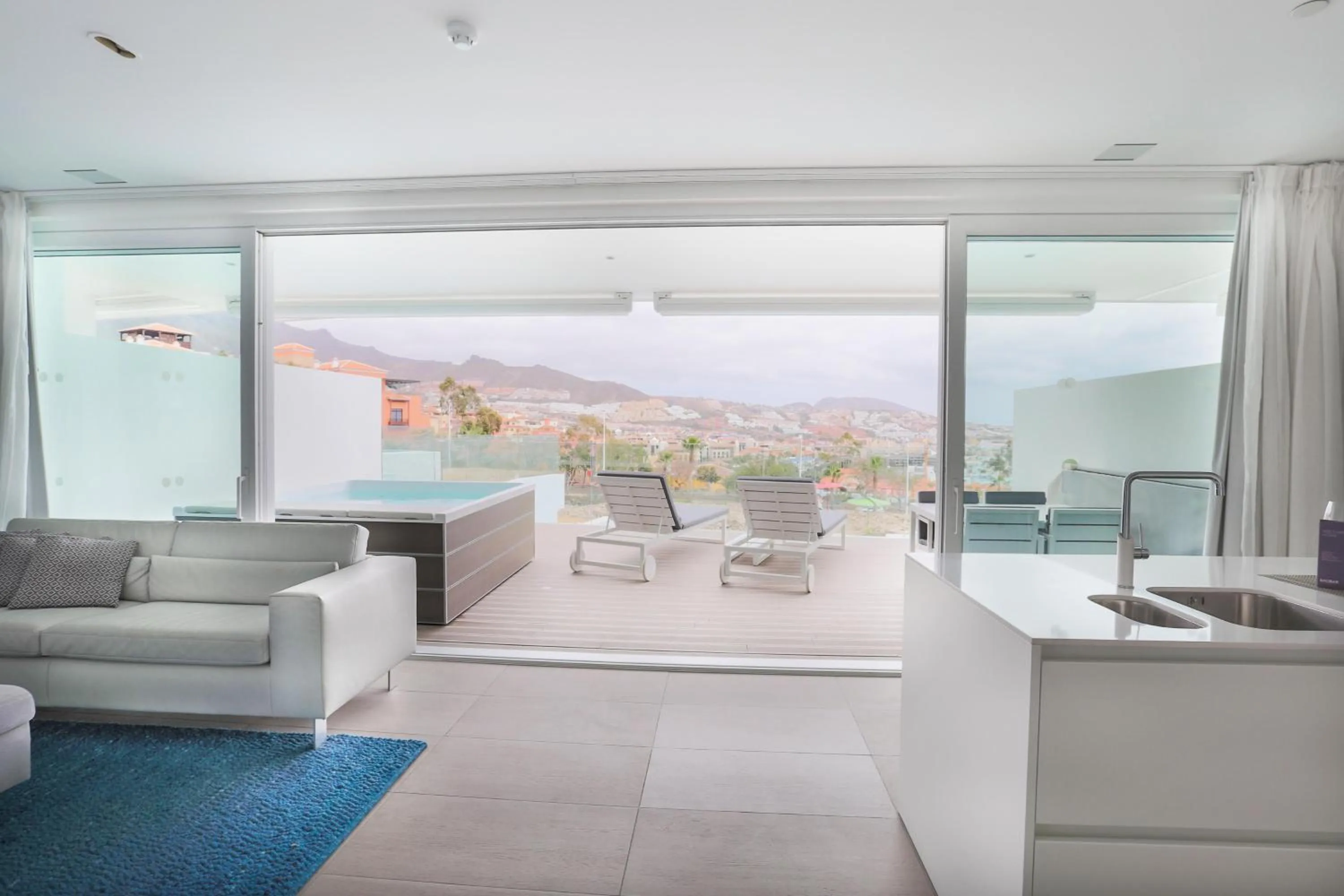 Photo of the whole room in Hotel Baobab Suites