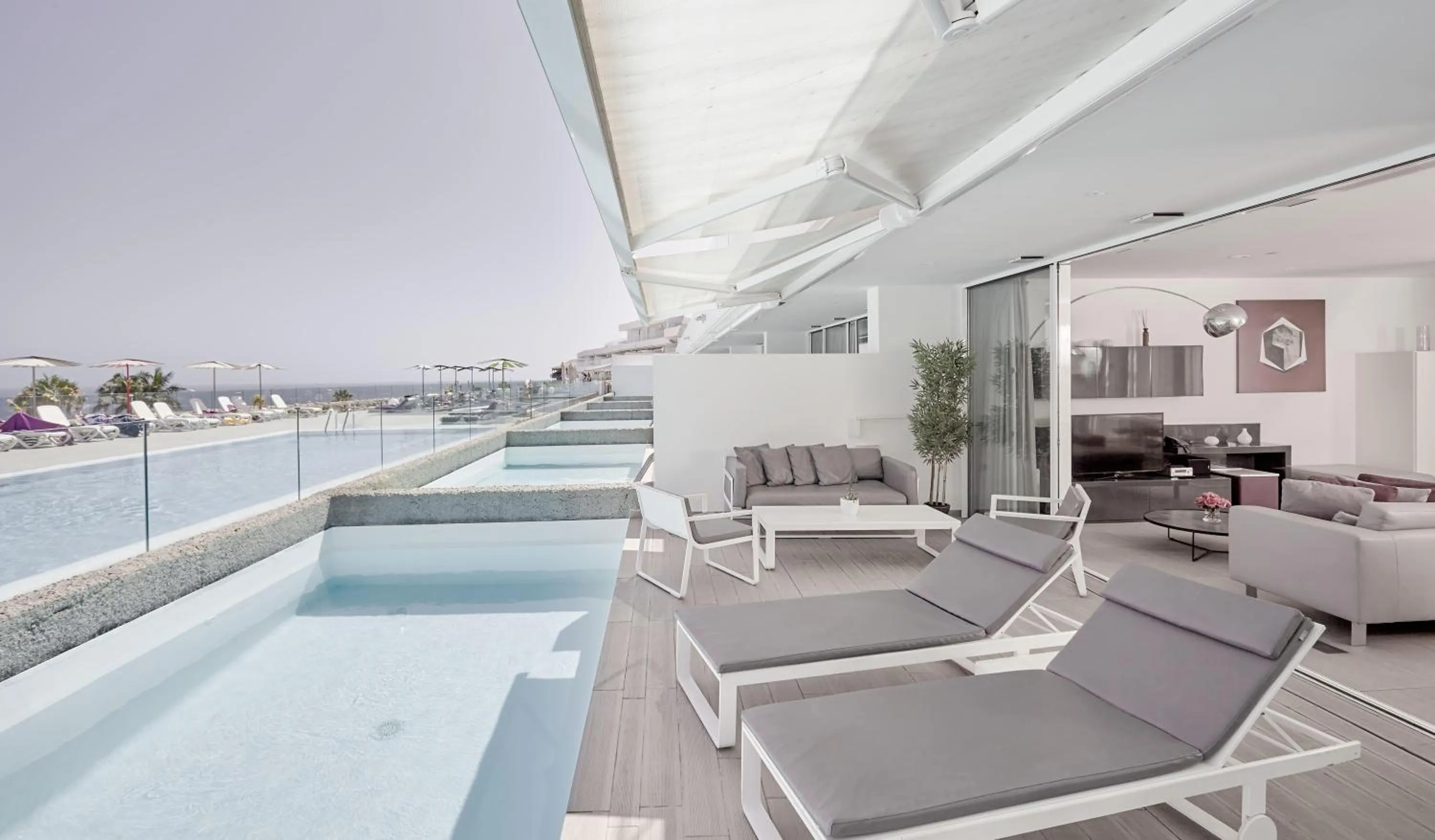 Photo of the whole room in Hotel Baobab Suites