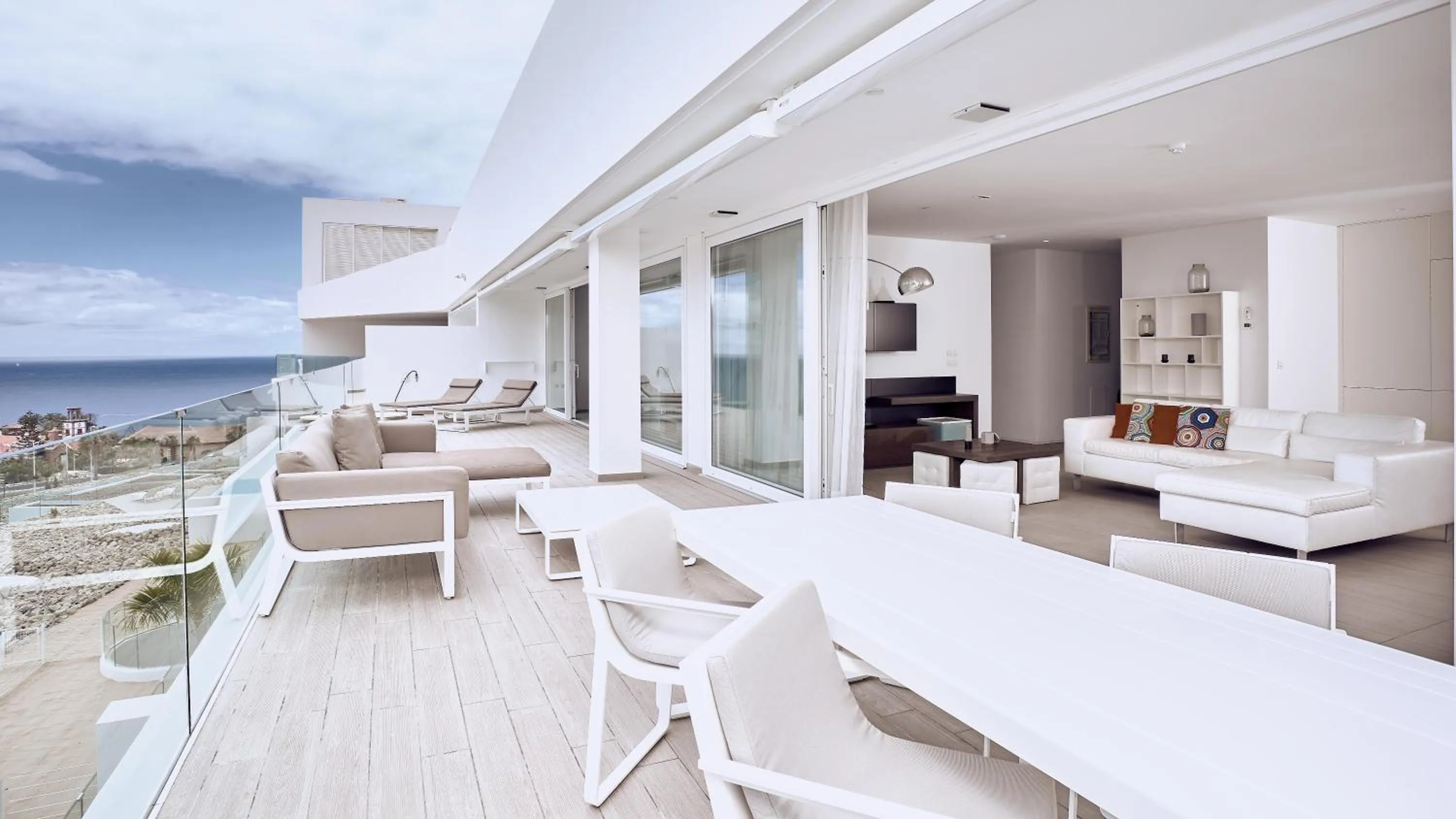 Photo of the whole room in Hotel Baobab Suites