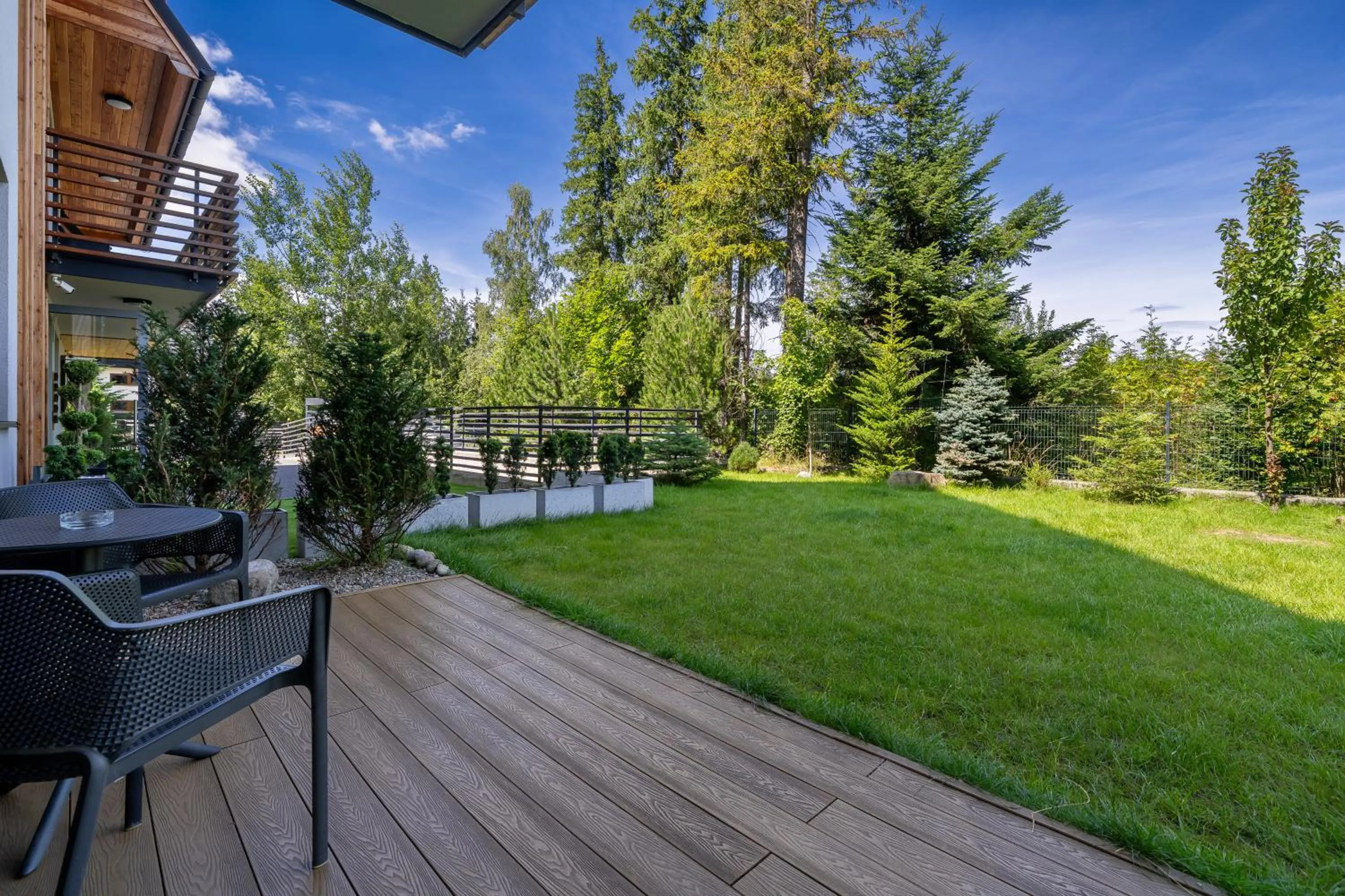 Garden in Green Deer Premium