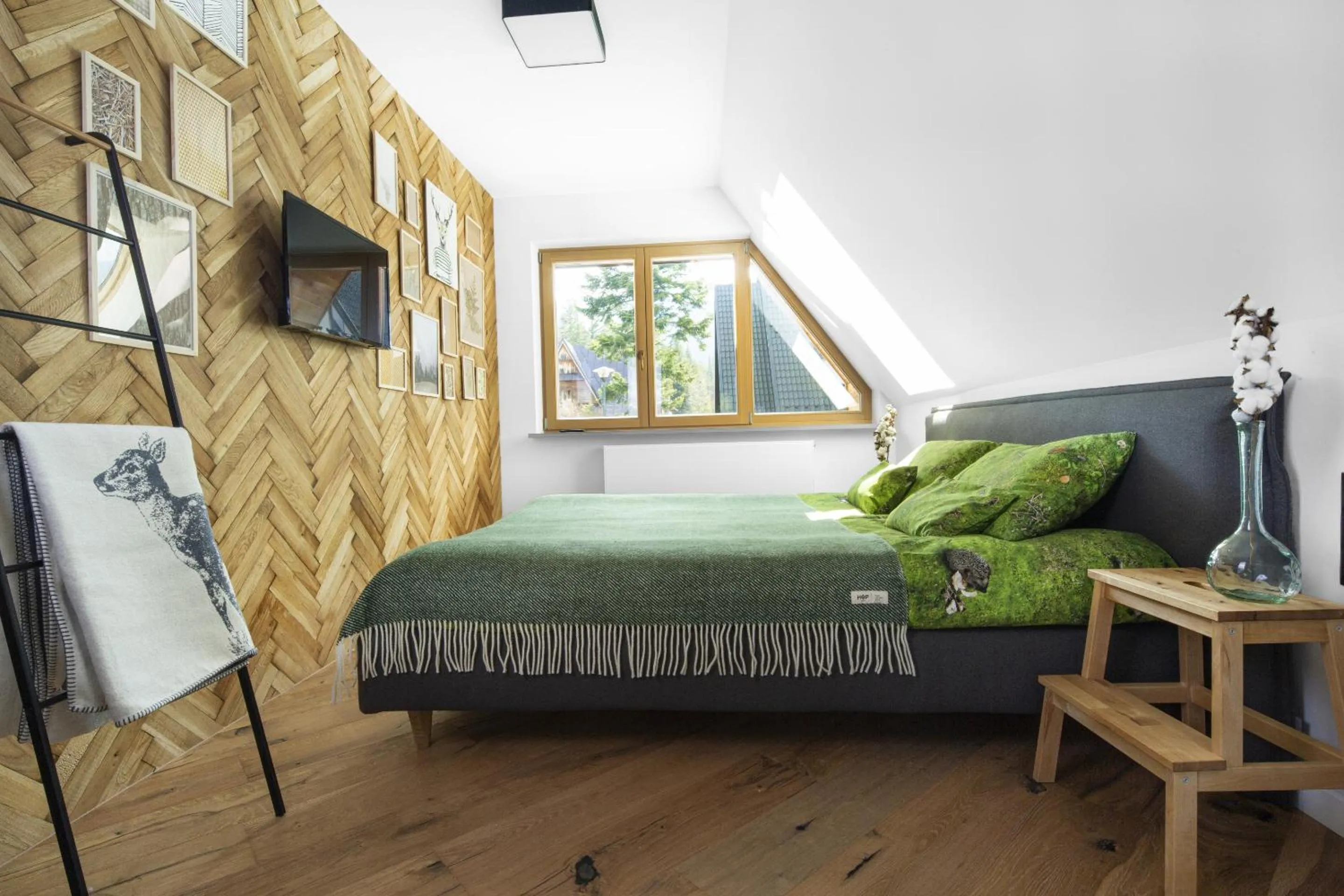 Bed in Green Deer Premium