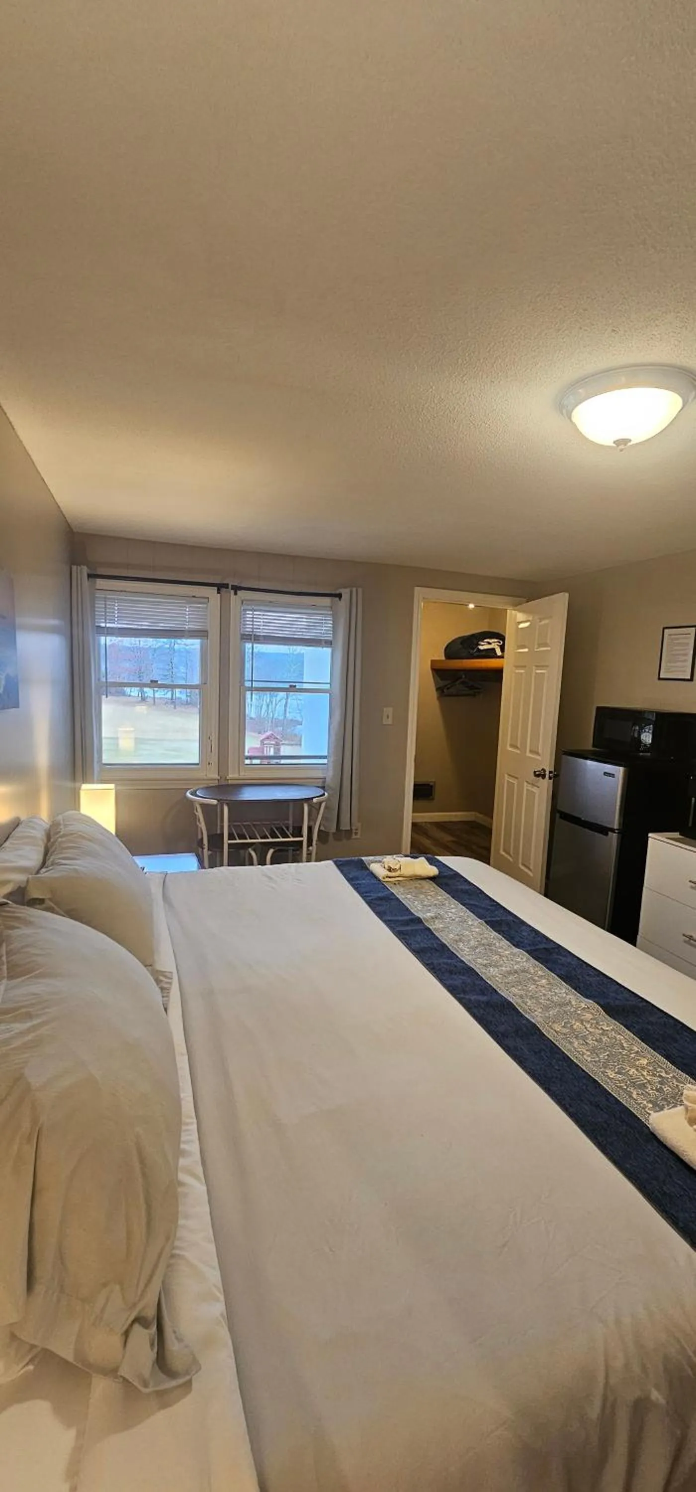 Photo of the whole room, Bed in Lake Shore Farm Inn