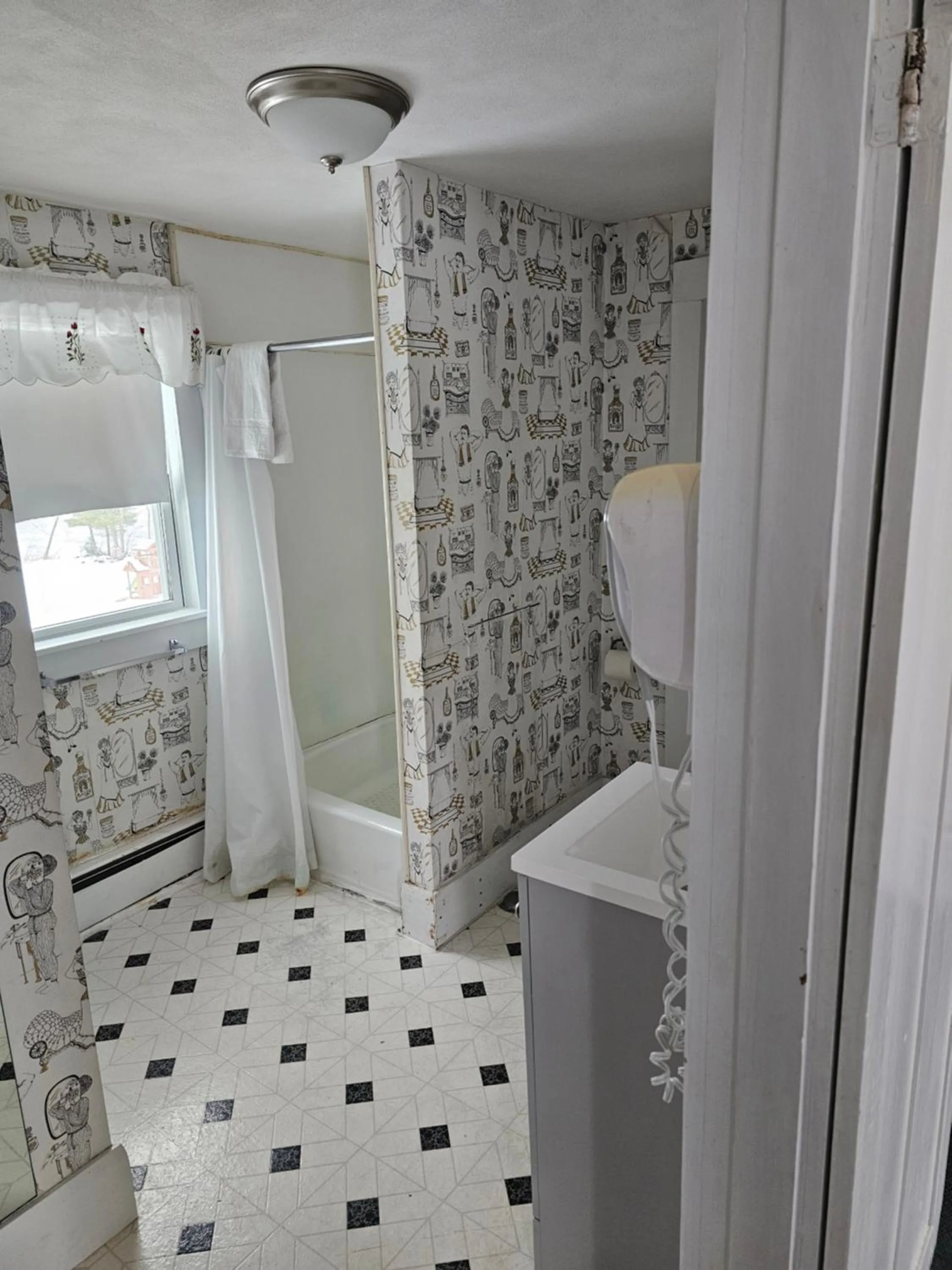 Shower in Lake Shore Farm Inn