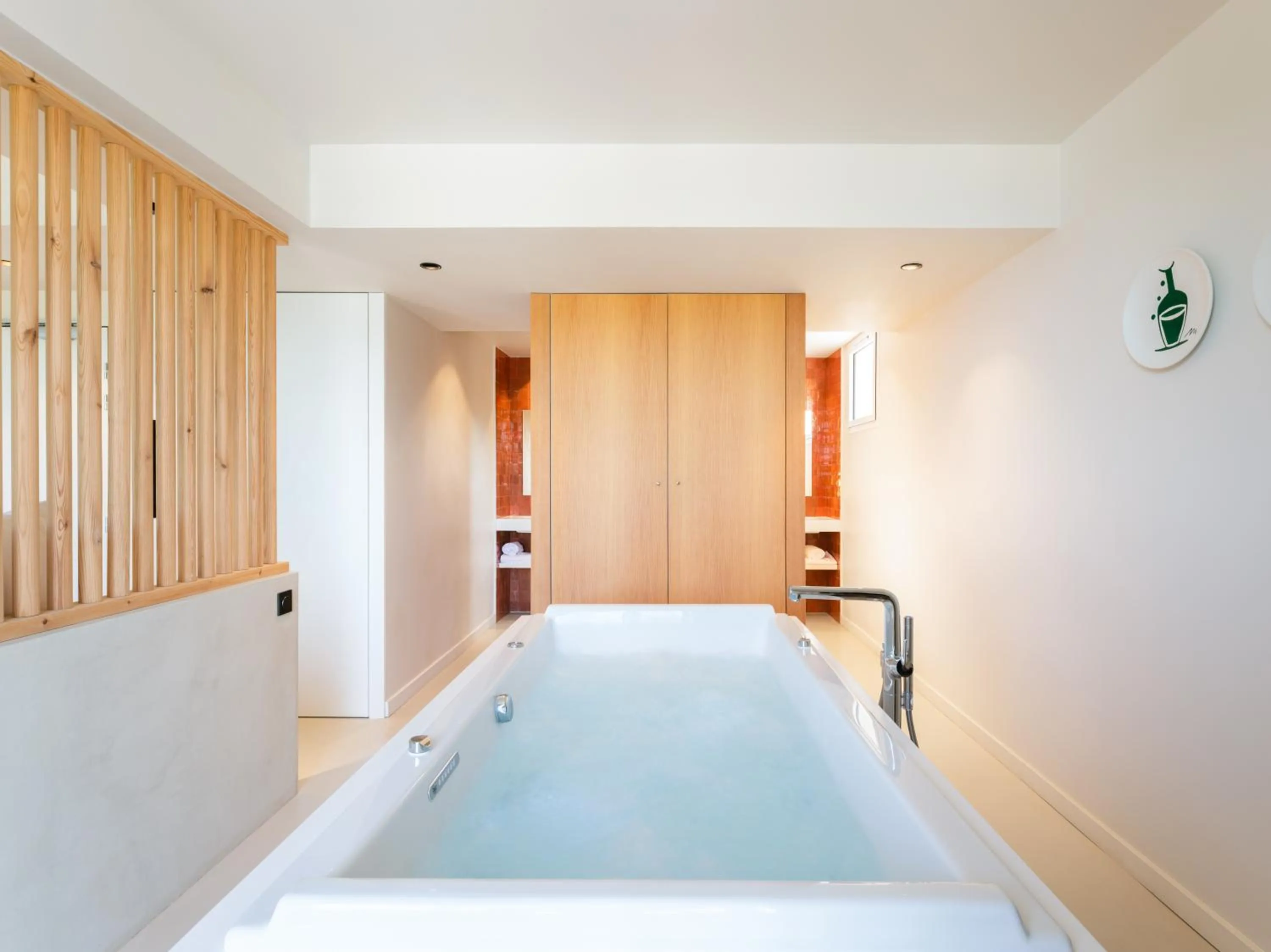 Hot Tub, Bed in Les Elmes - Hôtel & Spa