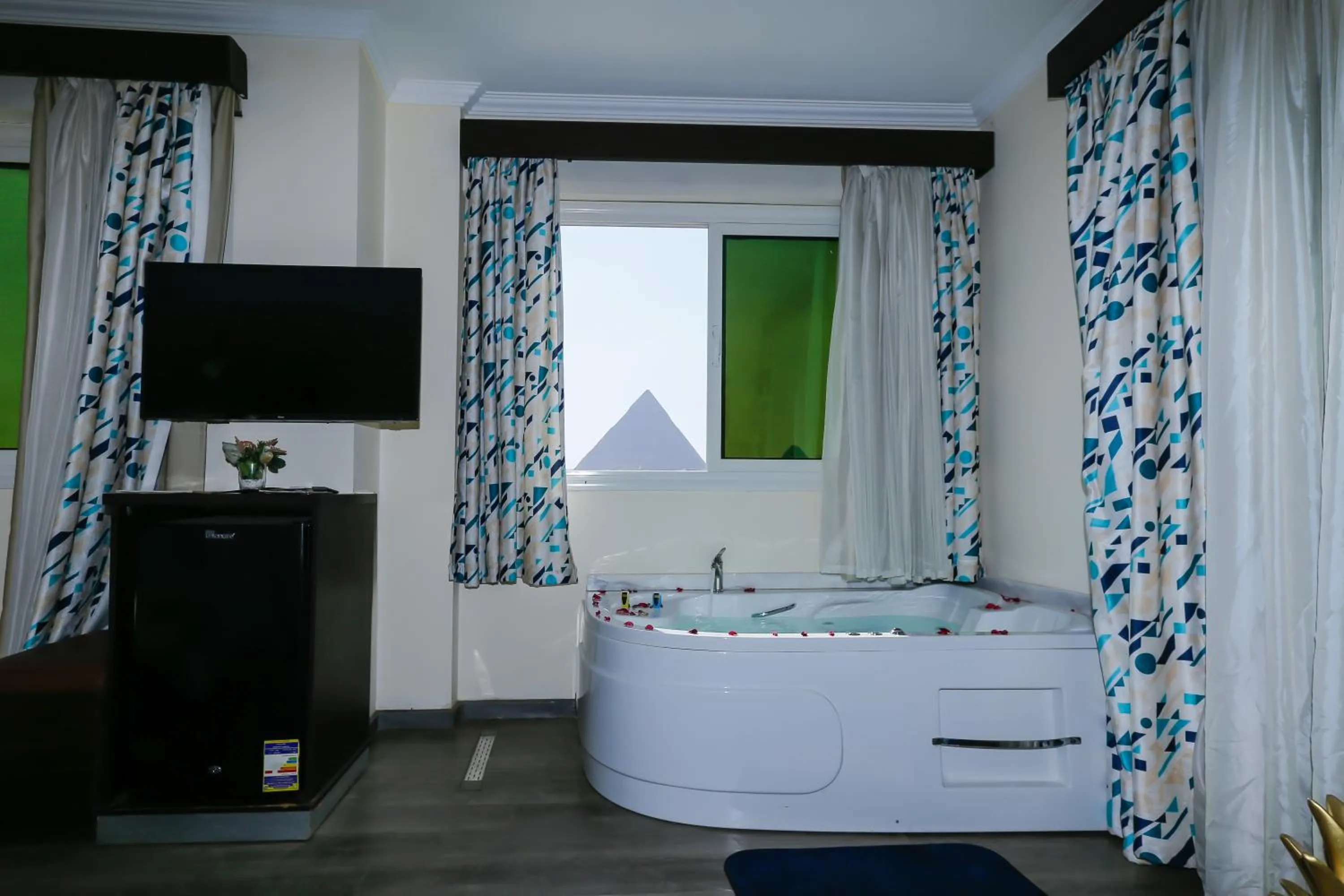 TV and multimedia, Bed in Pyramid Edge Hotel & Exclusive Pyramids View Rooftop