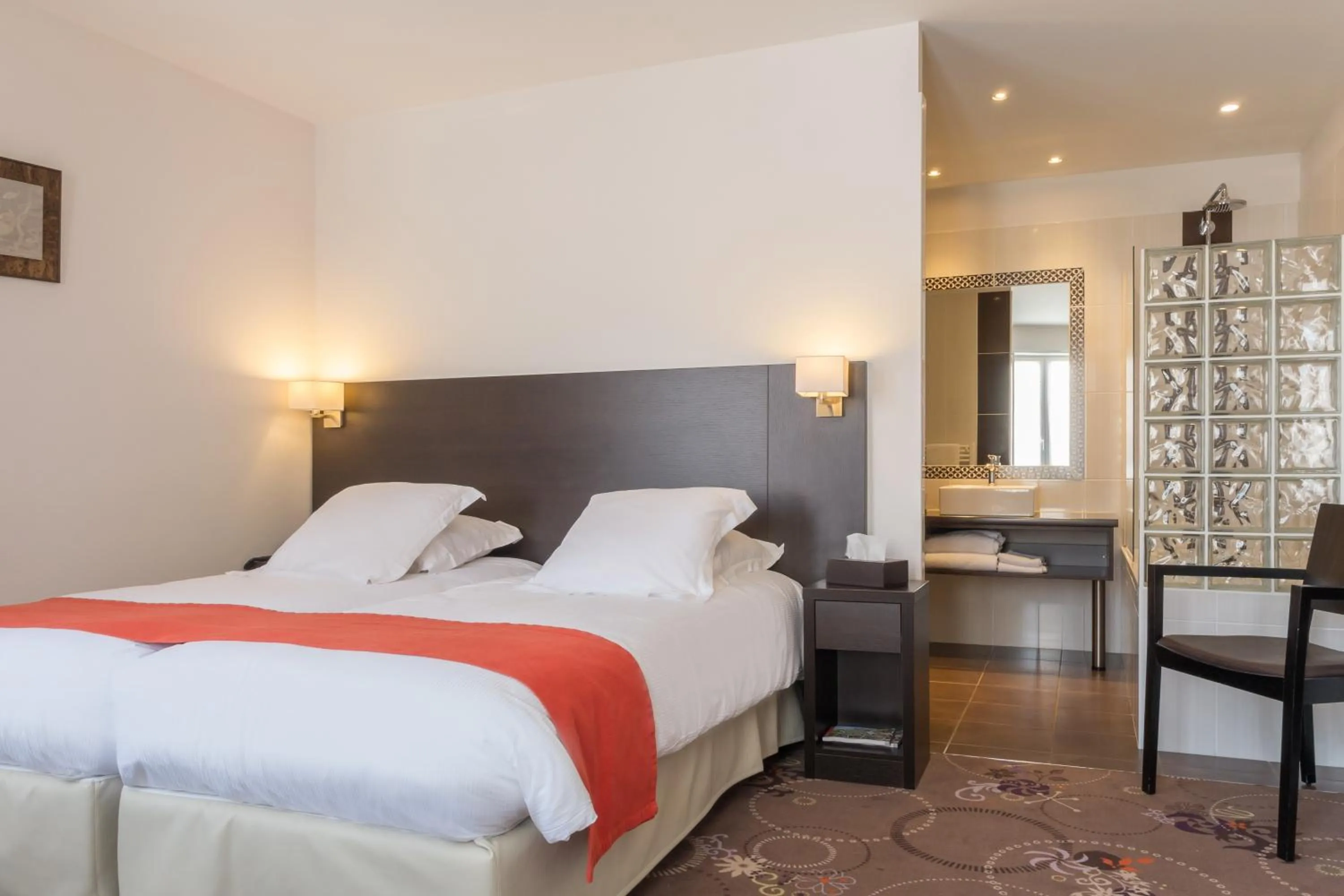 Photo of the whole room in La Rose