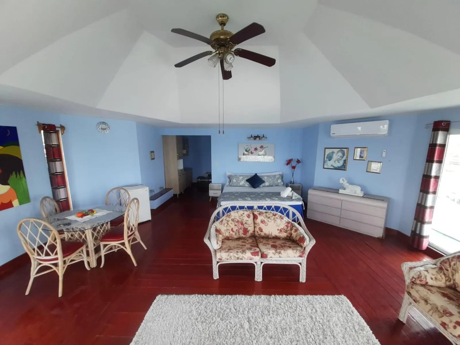 Living room, Bed in Hotel El Delfin