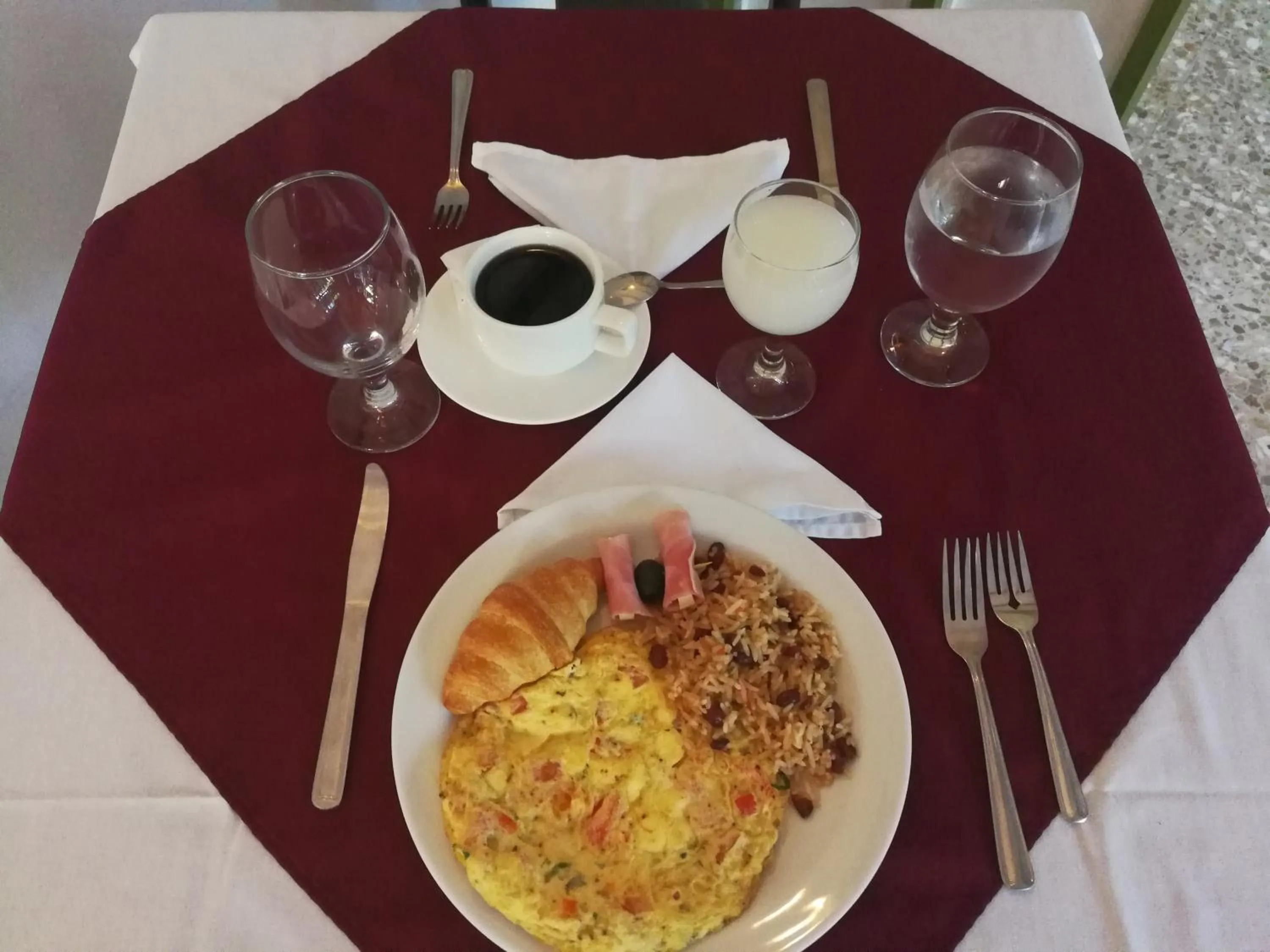 Food and drinks in La Bergerac Boutique Hotel