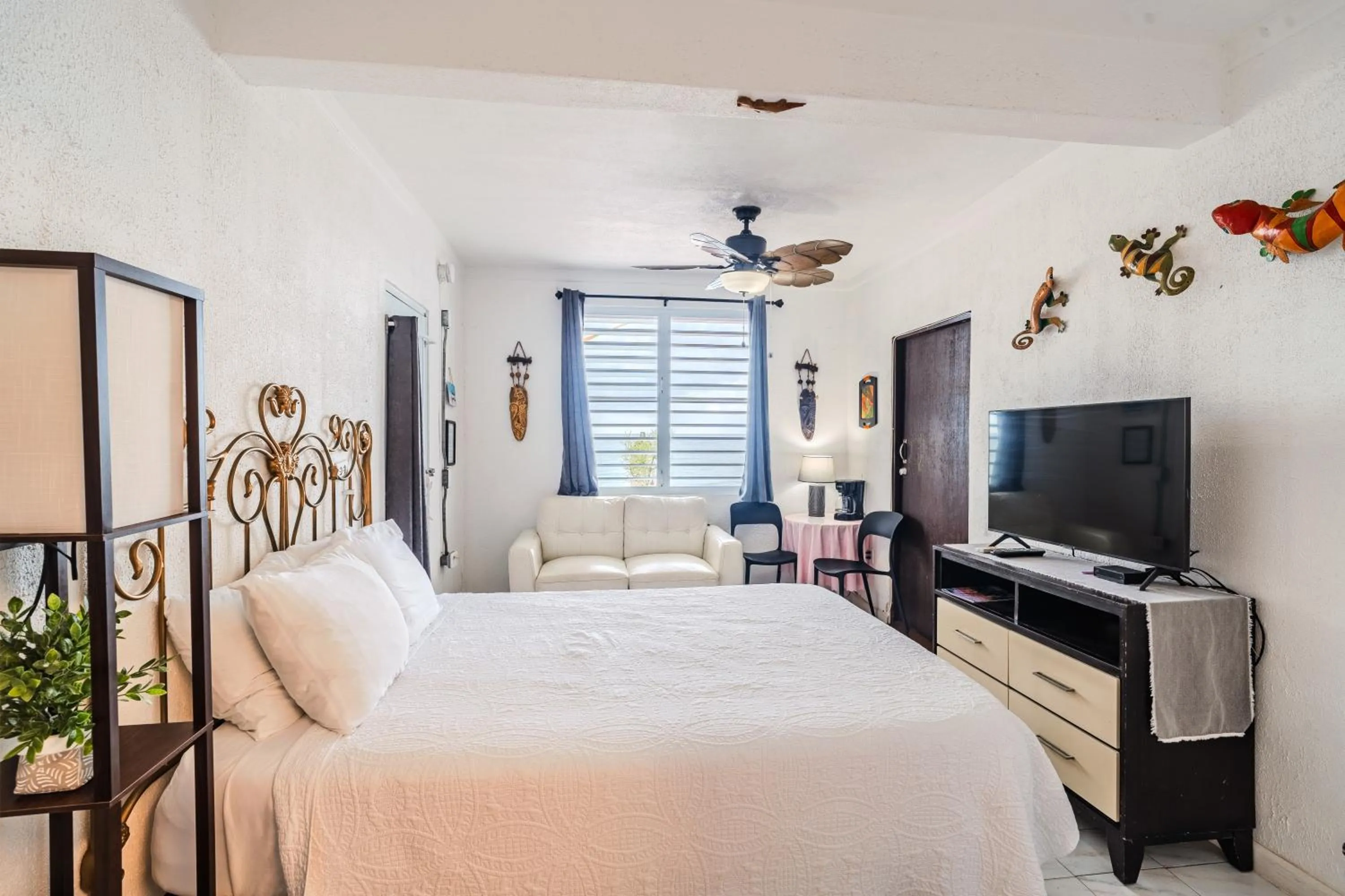 Bed in Coconut Palms Inn