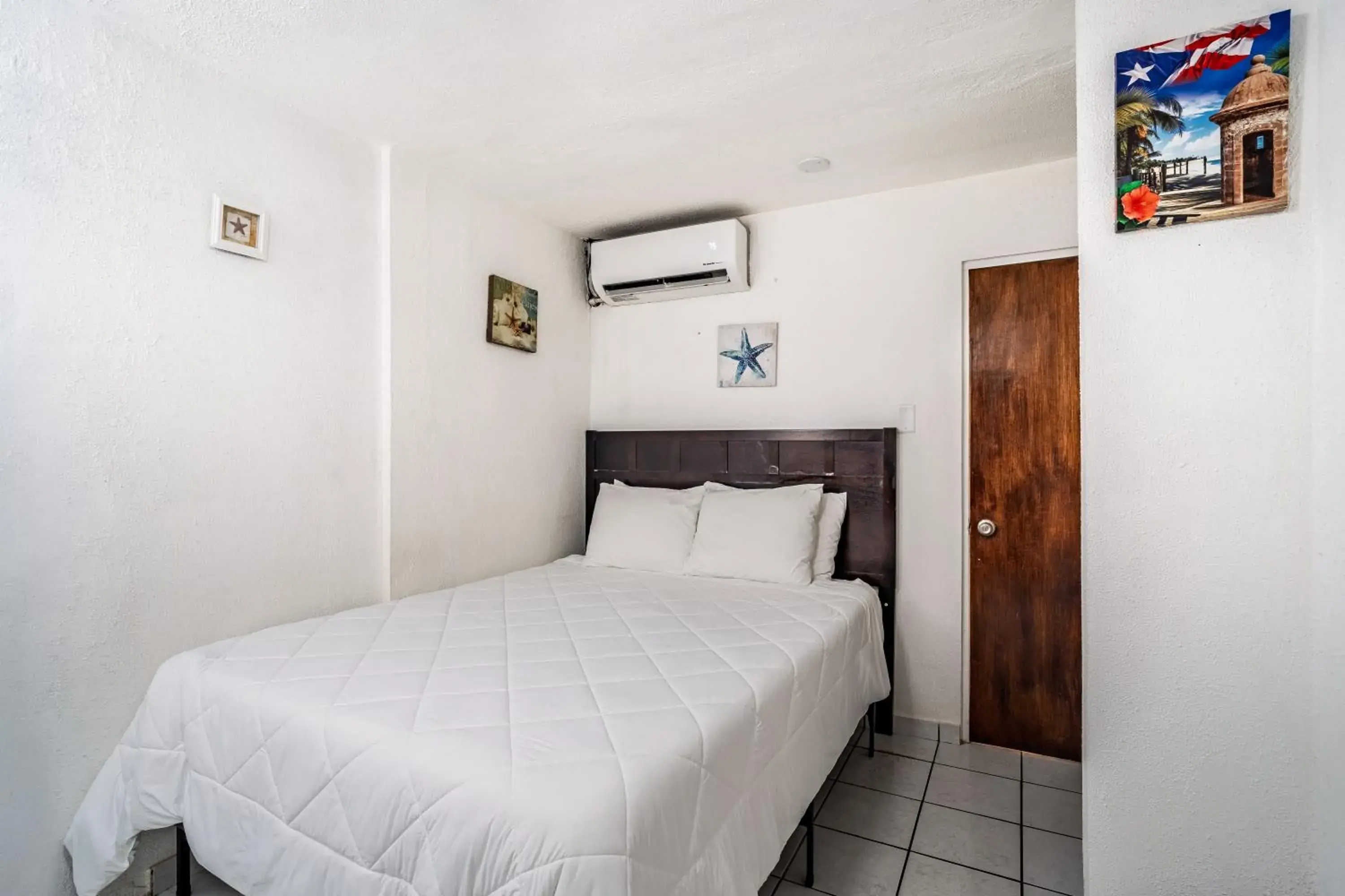Queen Room With Partial Garden View in Coconut Palms Inn Queen Room With Partial Garden View in Coconut Palms Inn