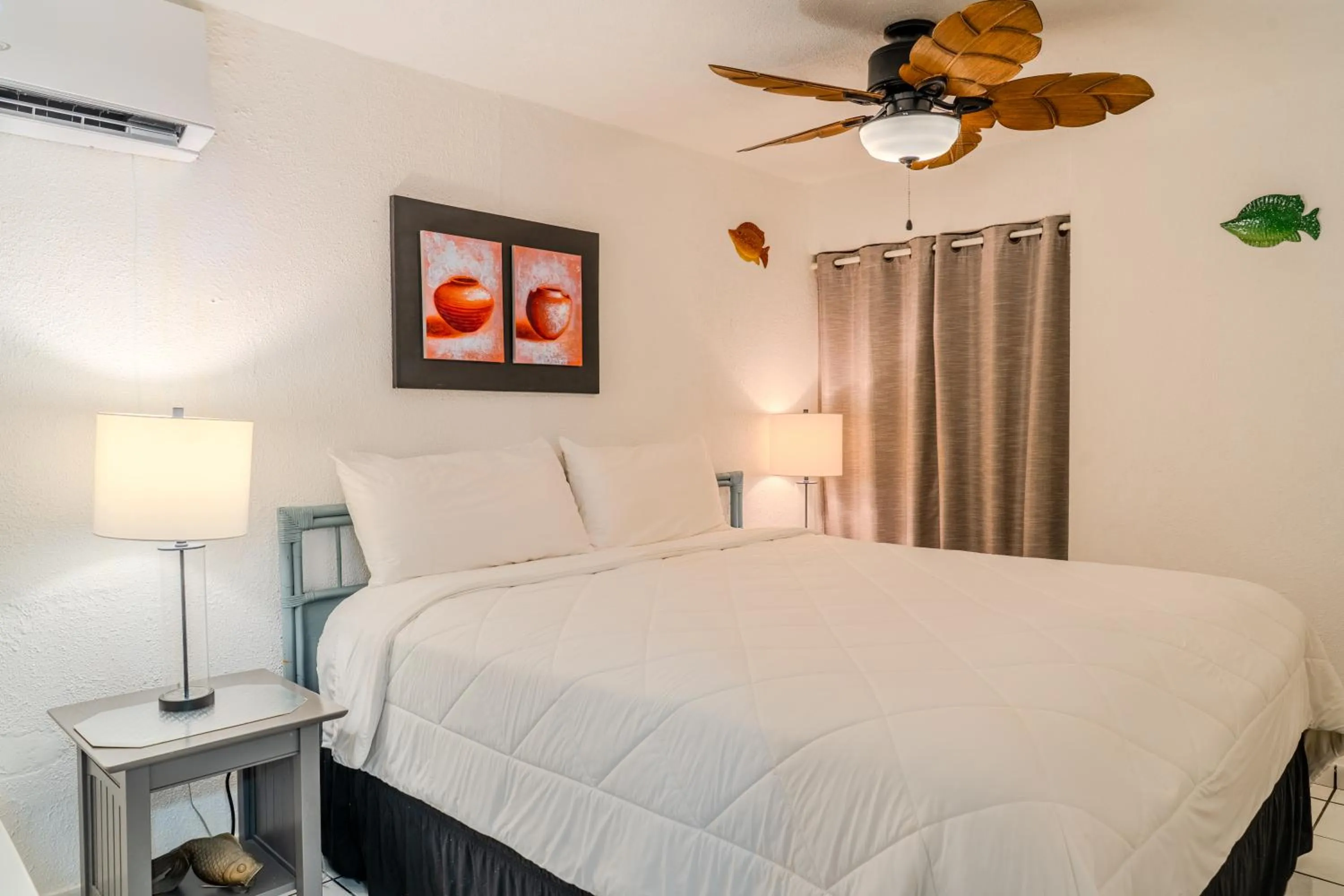 Bed in Coconut Palms Inn