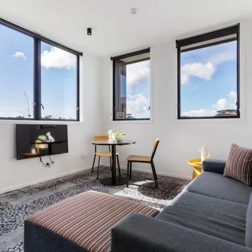 TV and multimedia in Roomie Apartment Hotel