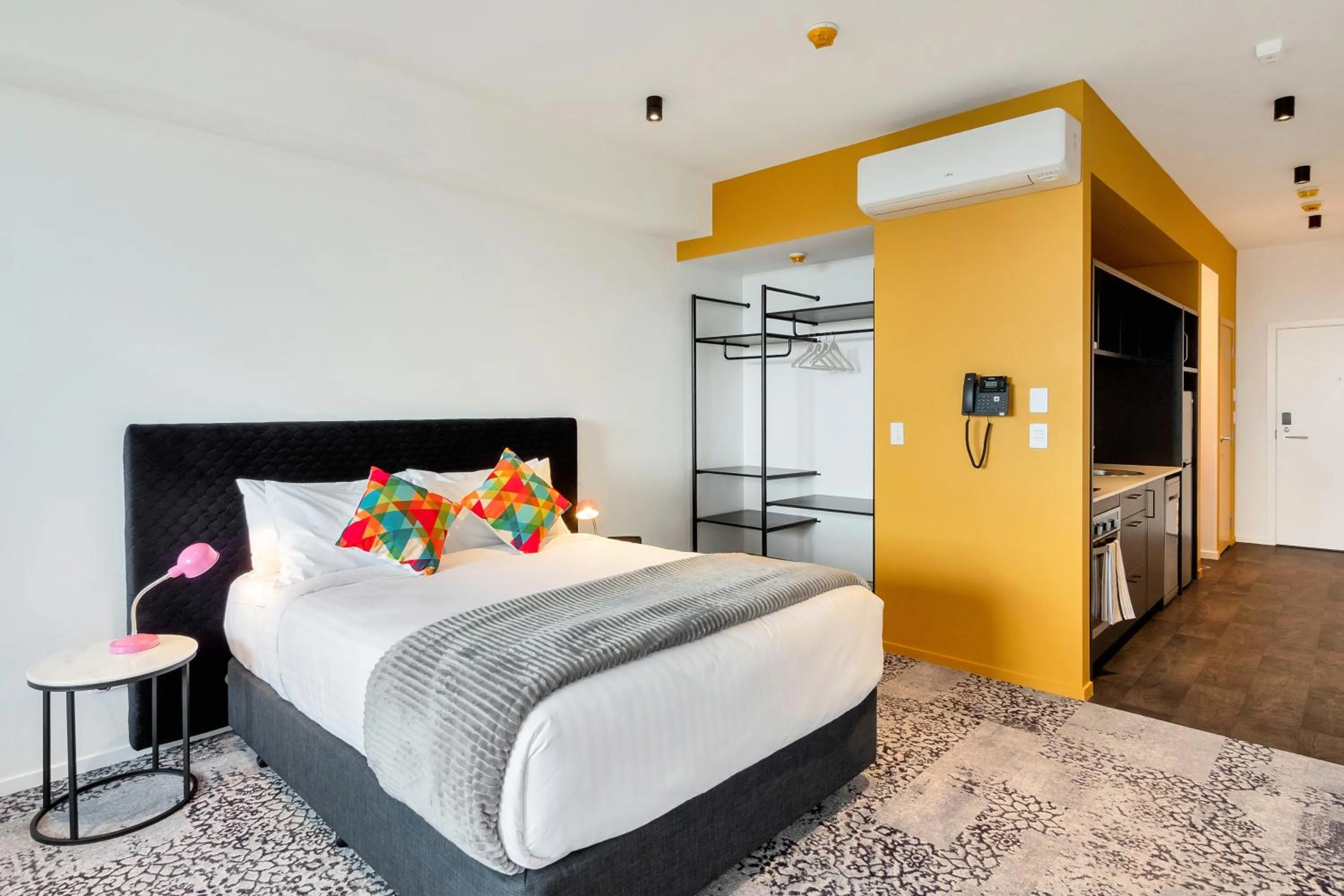 Bed in Roomie Apartment Hotel