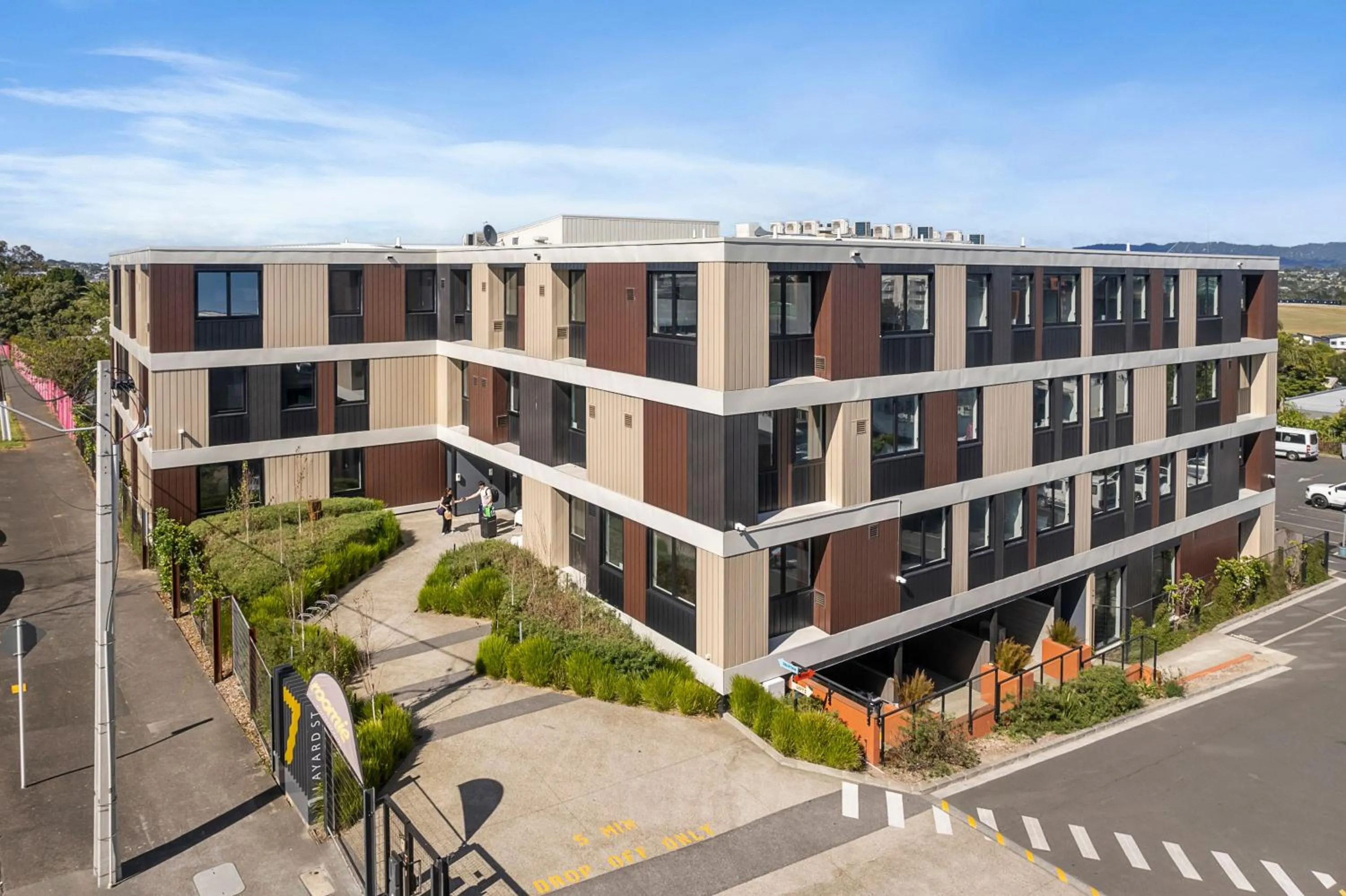 Property building in Roomie Apartment Hotel