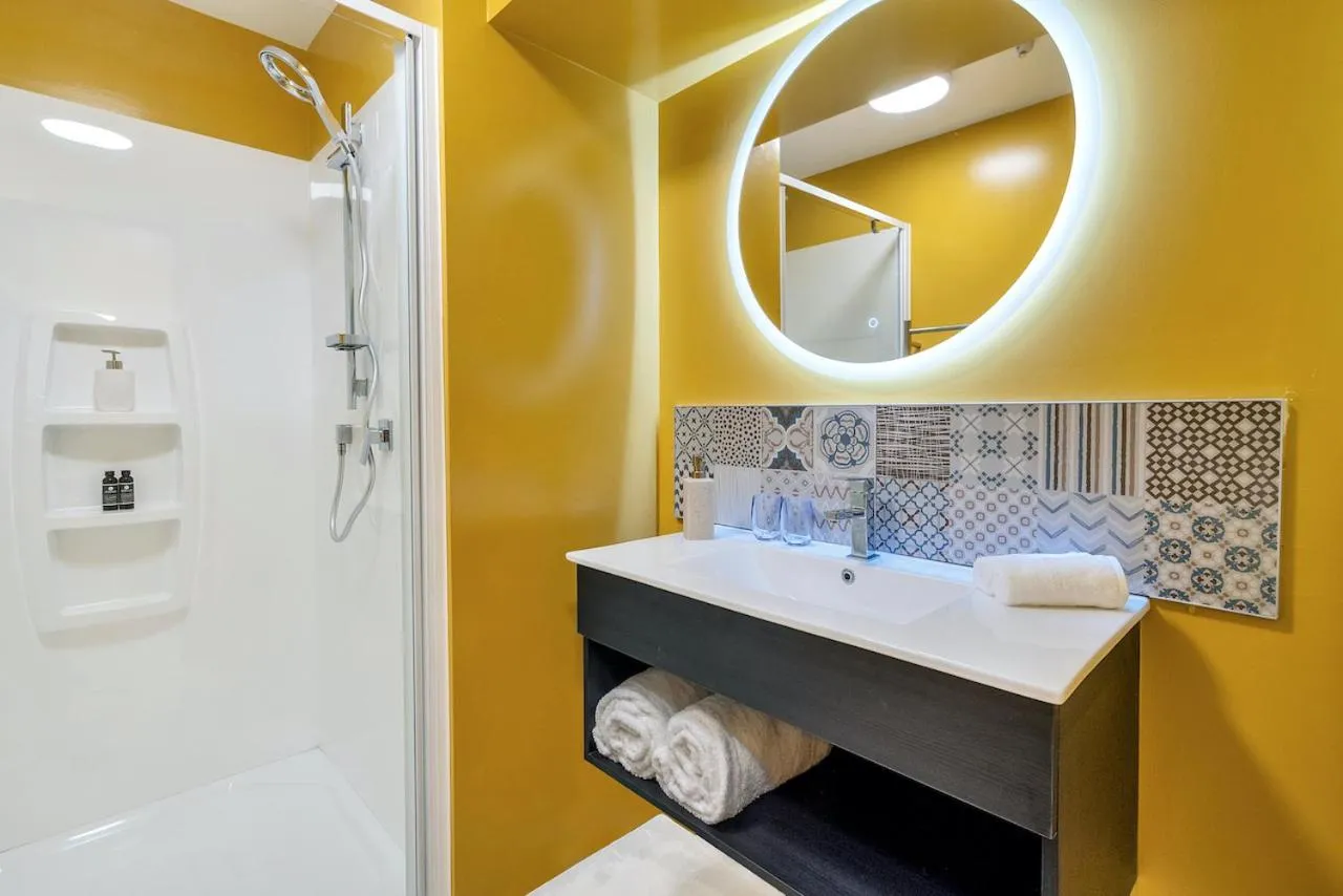 Shower in Roomie Apartment Hotel