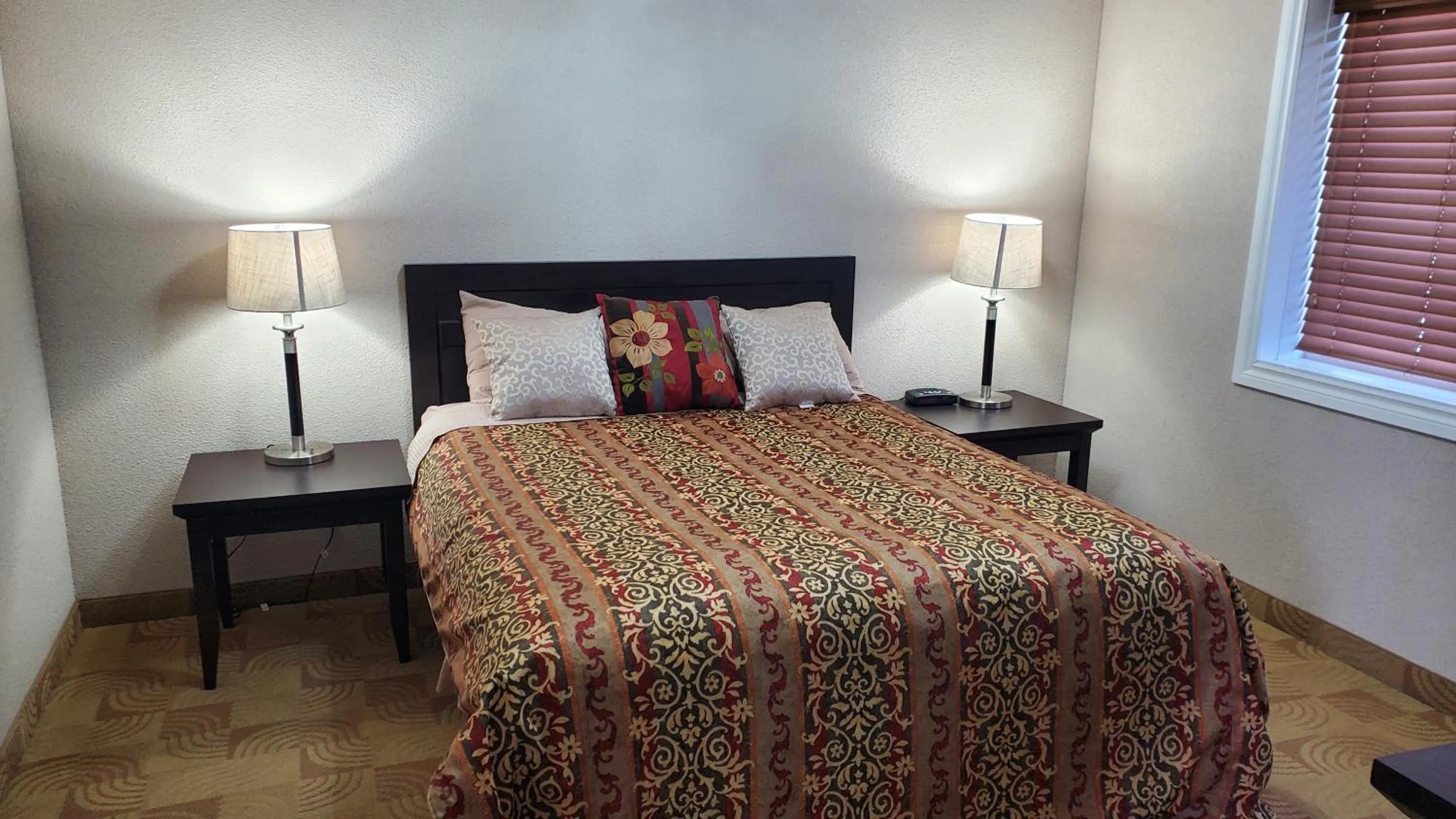 Bed in Shoreside Inn & Suites