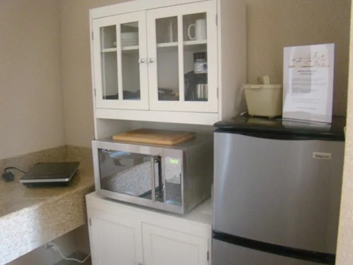 Kitchen or kitchenette in Shoreside Inn & Suites