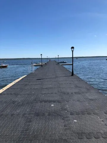 Shoreside Inn & Suites