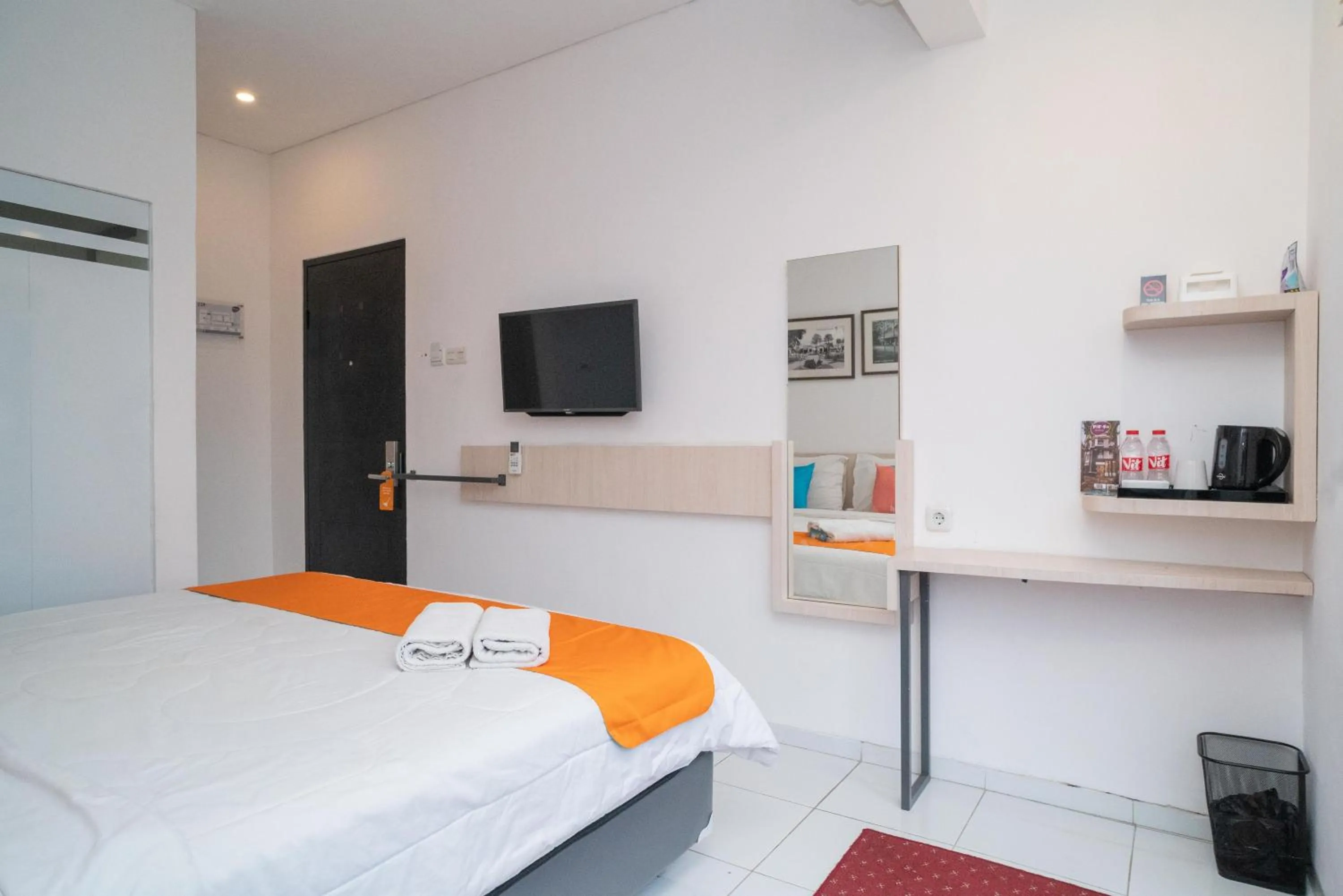 Bedroom, Bed in Sans Hotel FiFFa Premiere Malang