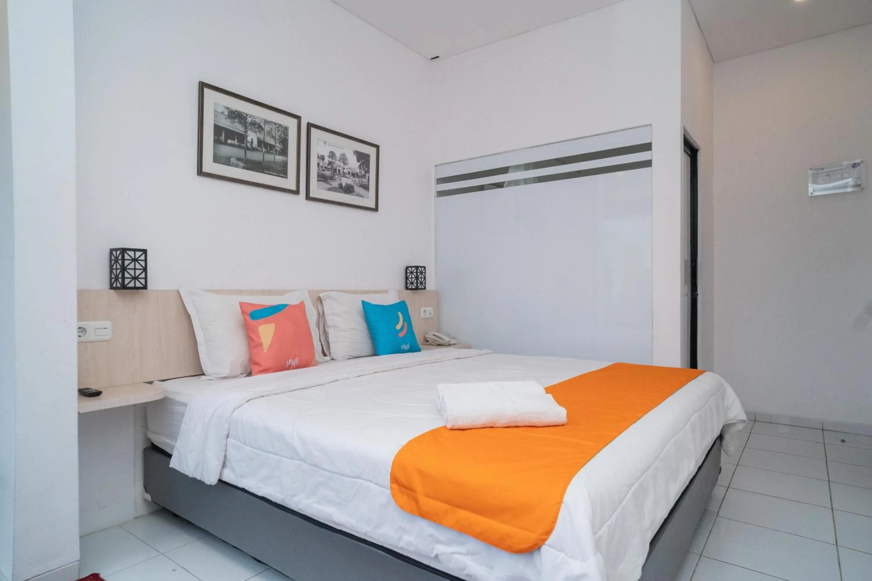 Bedroom, Bed in Sans Hotel FiFFa Premiere Malang